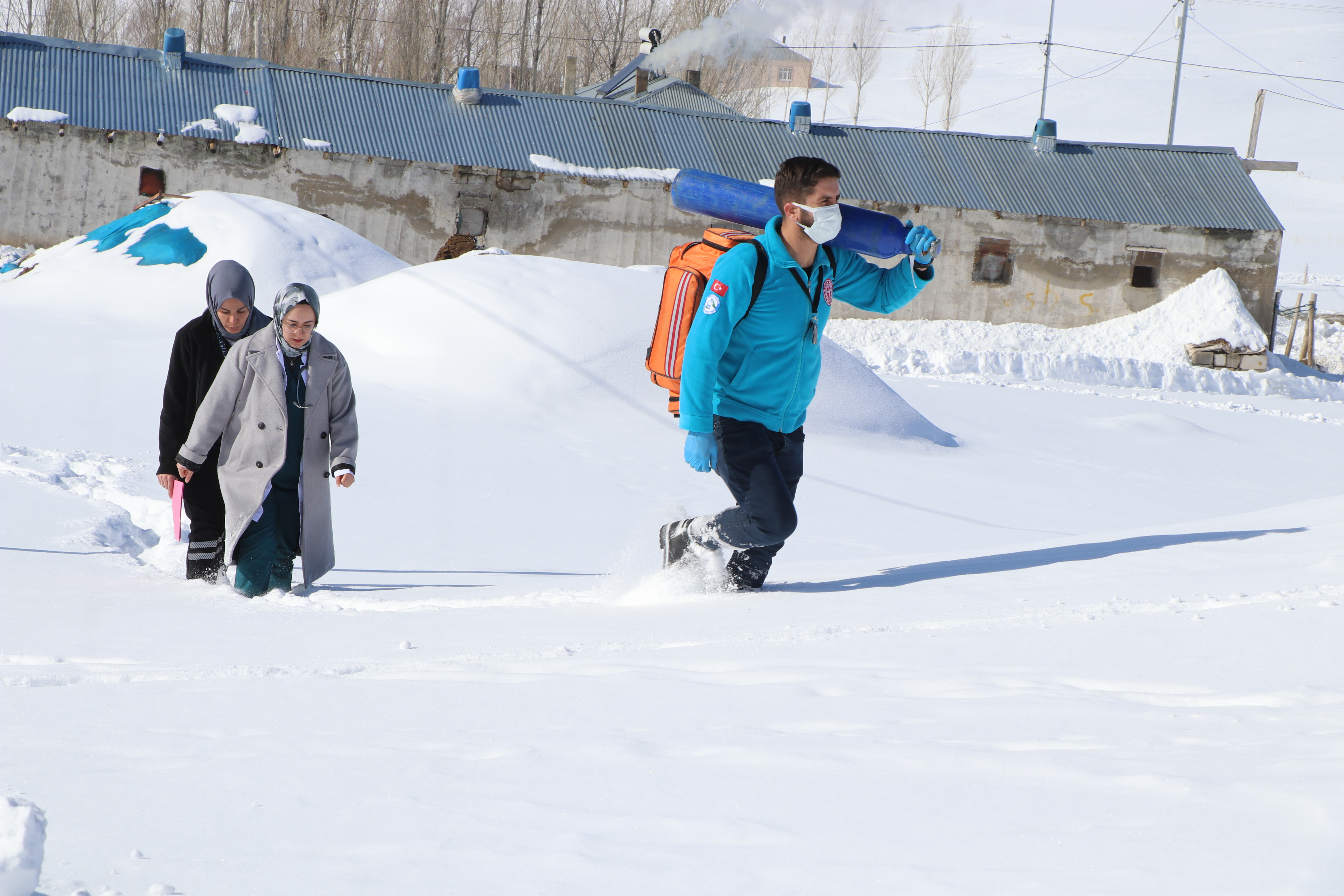 Doktor Didem, dondurucu soğukta 1,5 metre karda yürüyerek hastalara ulaşıyor - Görsel 6