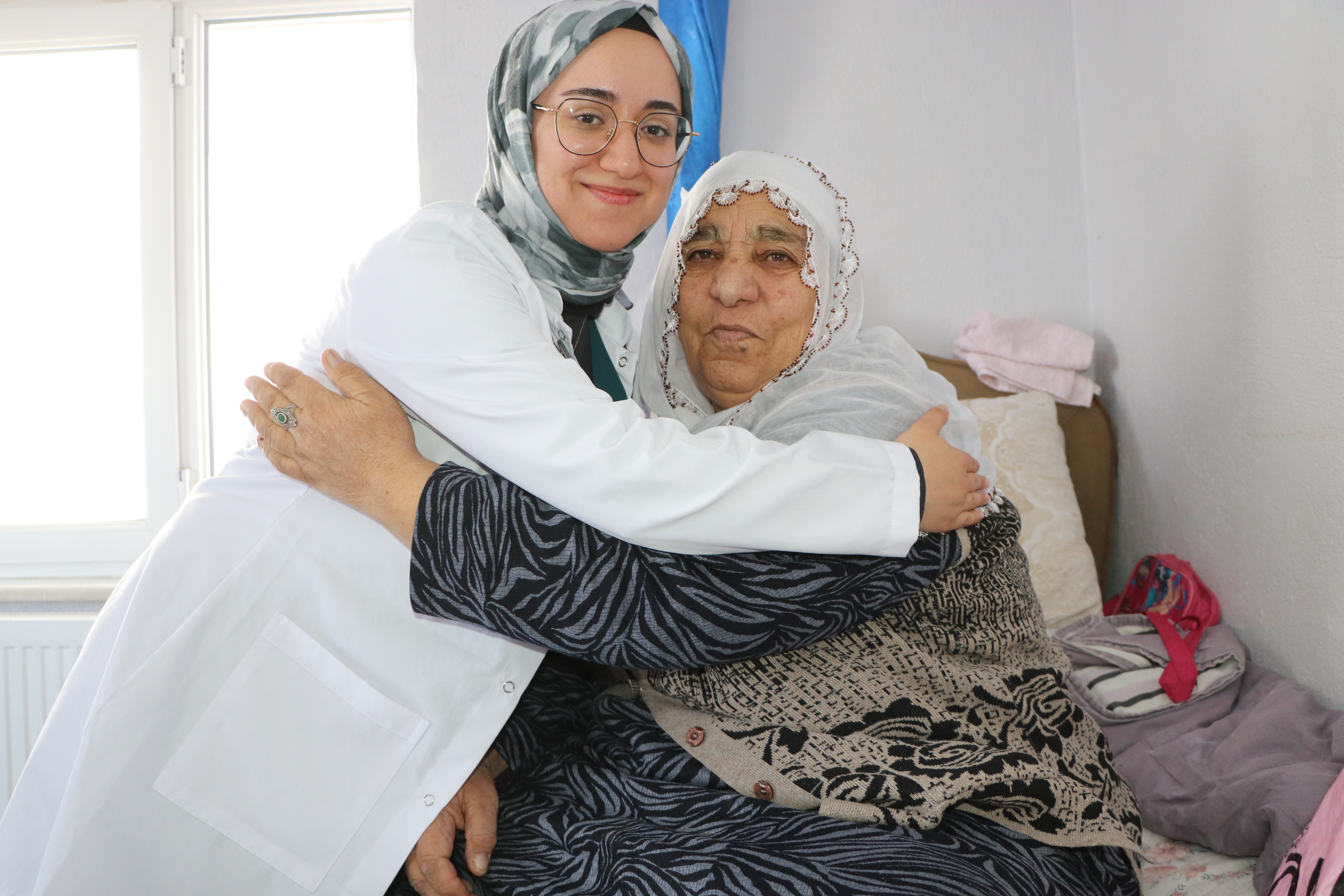 Doktor Didem, dondurucu soğukta 1,5 metre karda yürüyerek hastalara ulaşıyor - Görsel 7