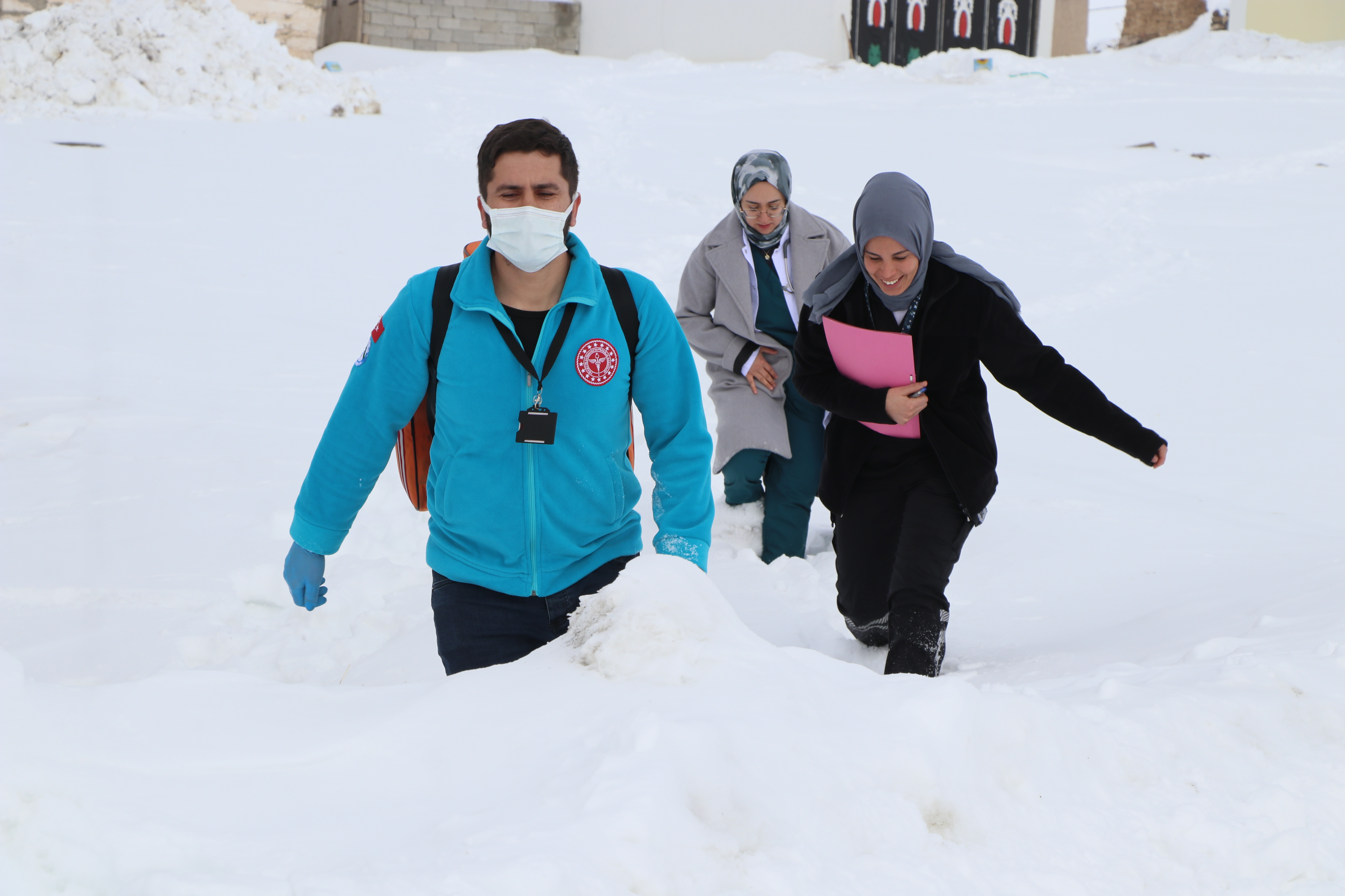 Doktor Didem, dondurucu soğukta 1,5 metre karda yürüyerek hastalara ulaşıyor - Görsel 8