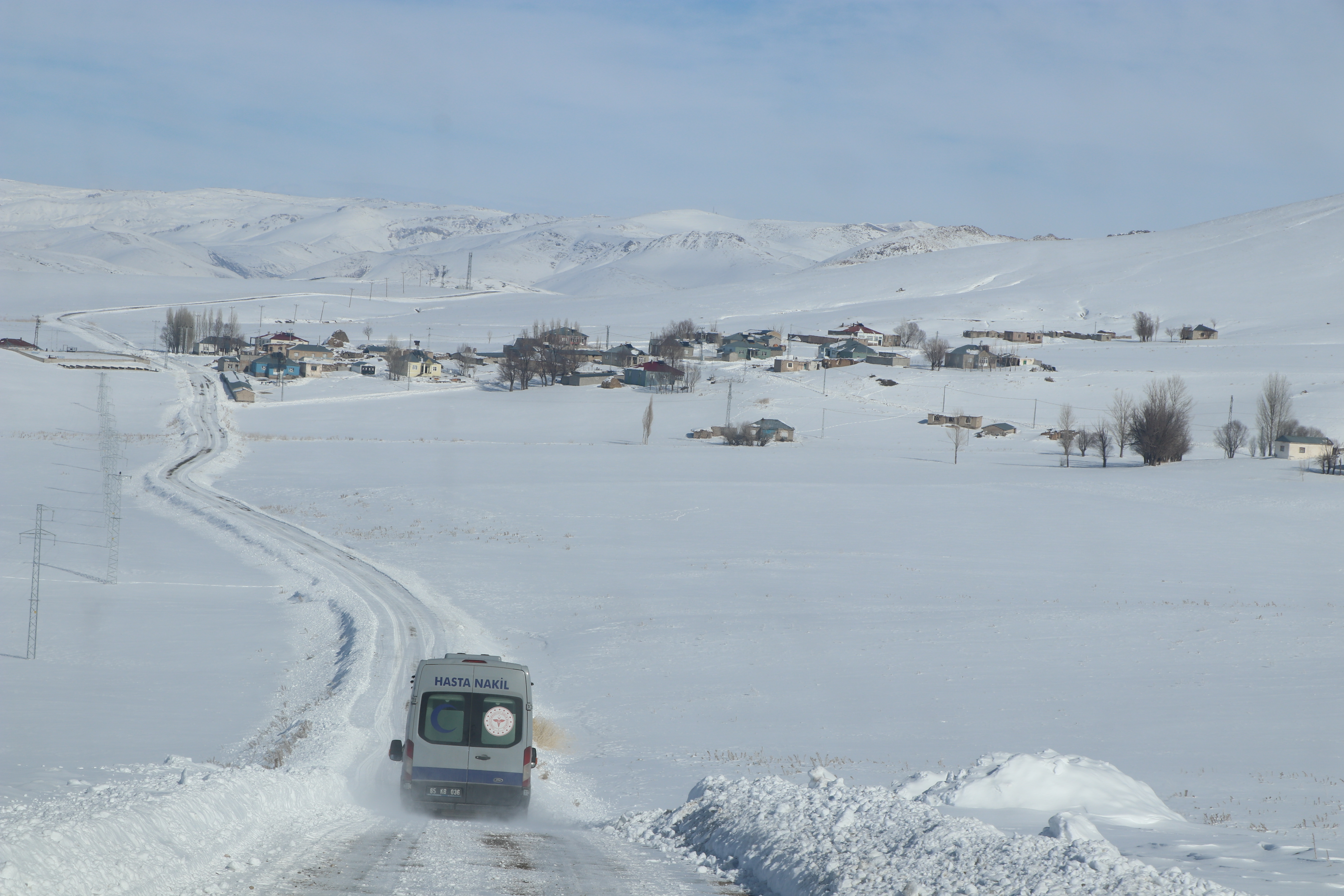 Doktor Didem, dondurucu soğukta 1,5 metre karda yürüyerek hastalara ulaşıyor - Görsel 9