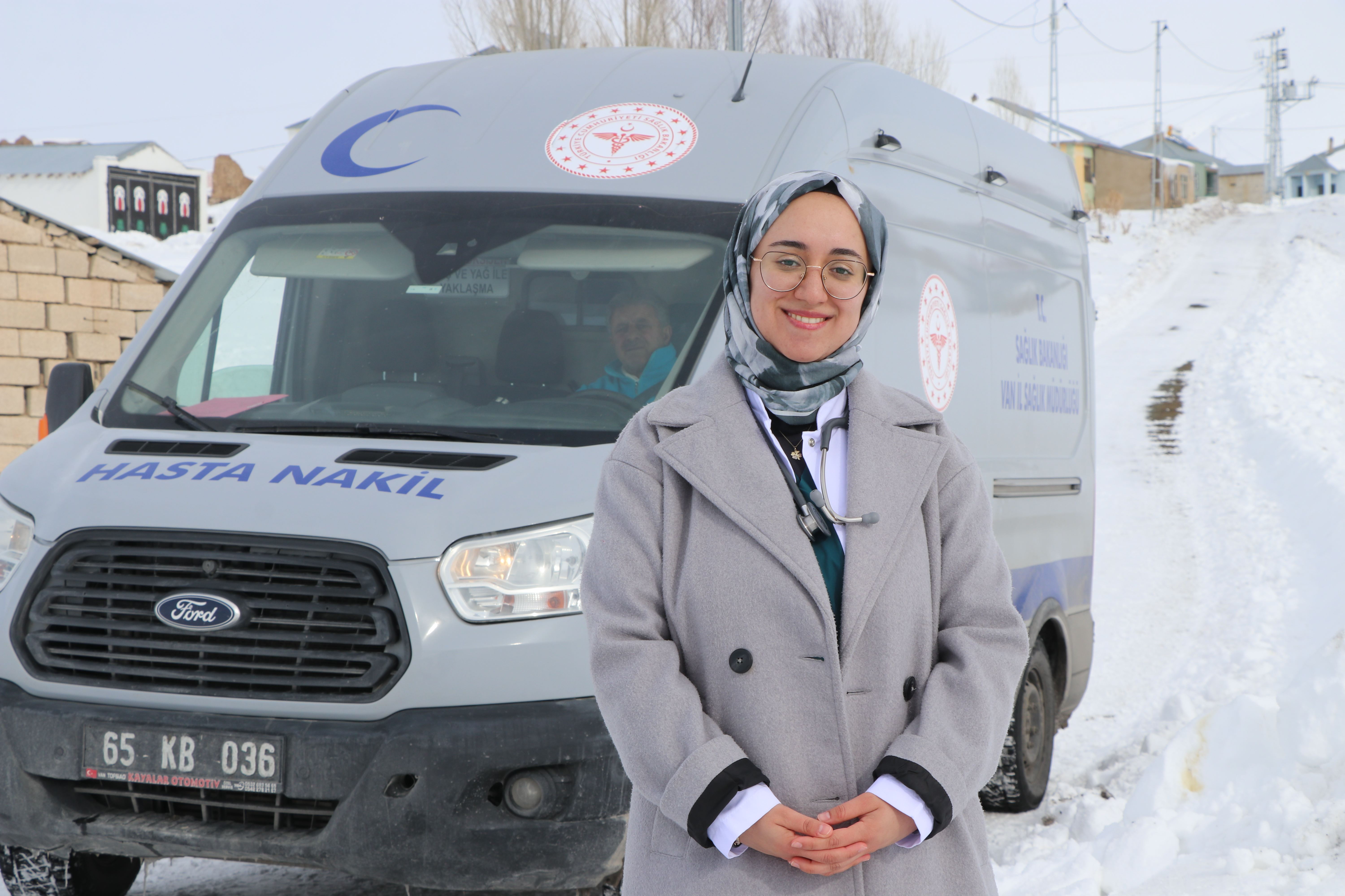 Doktor Didem, dondurucu soğukta 1,5 metre karda yürüyerek hastalara ulaşıyor - Görsel 10