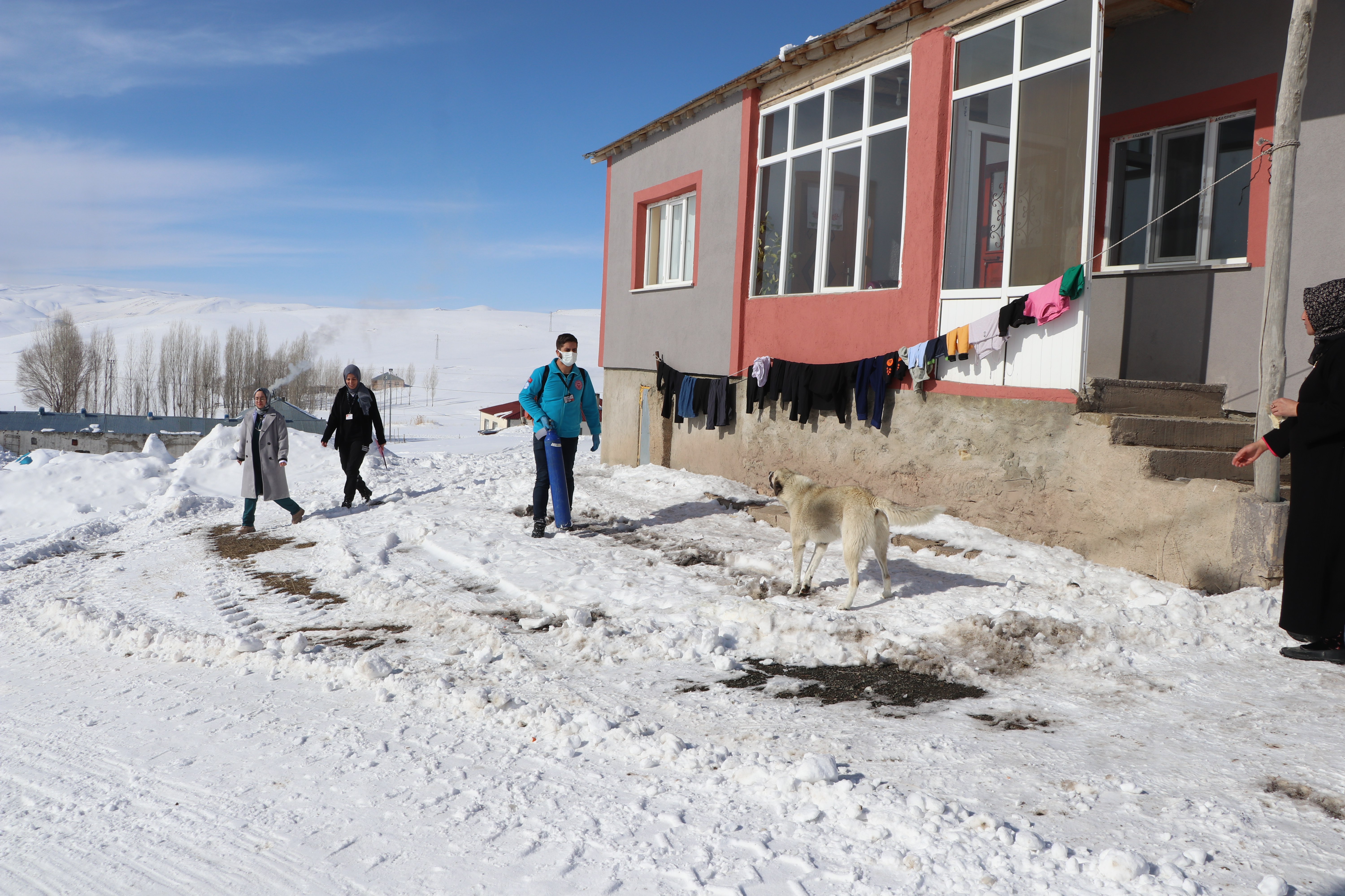 Doktor Didem, dondurucu soğukta 1,5 metre karda yürüyerek hastalara ulaşıyor - Görsel 11