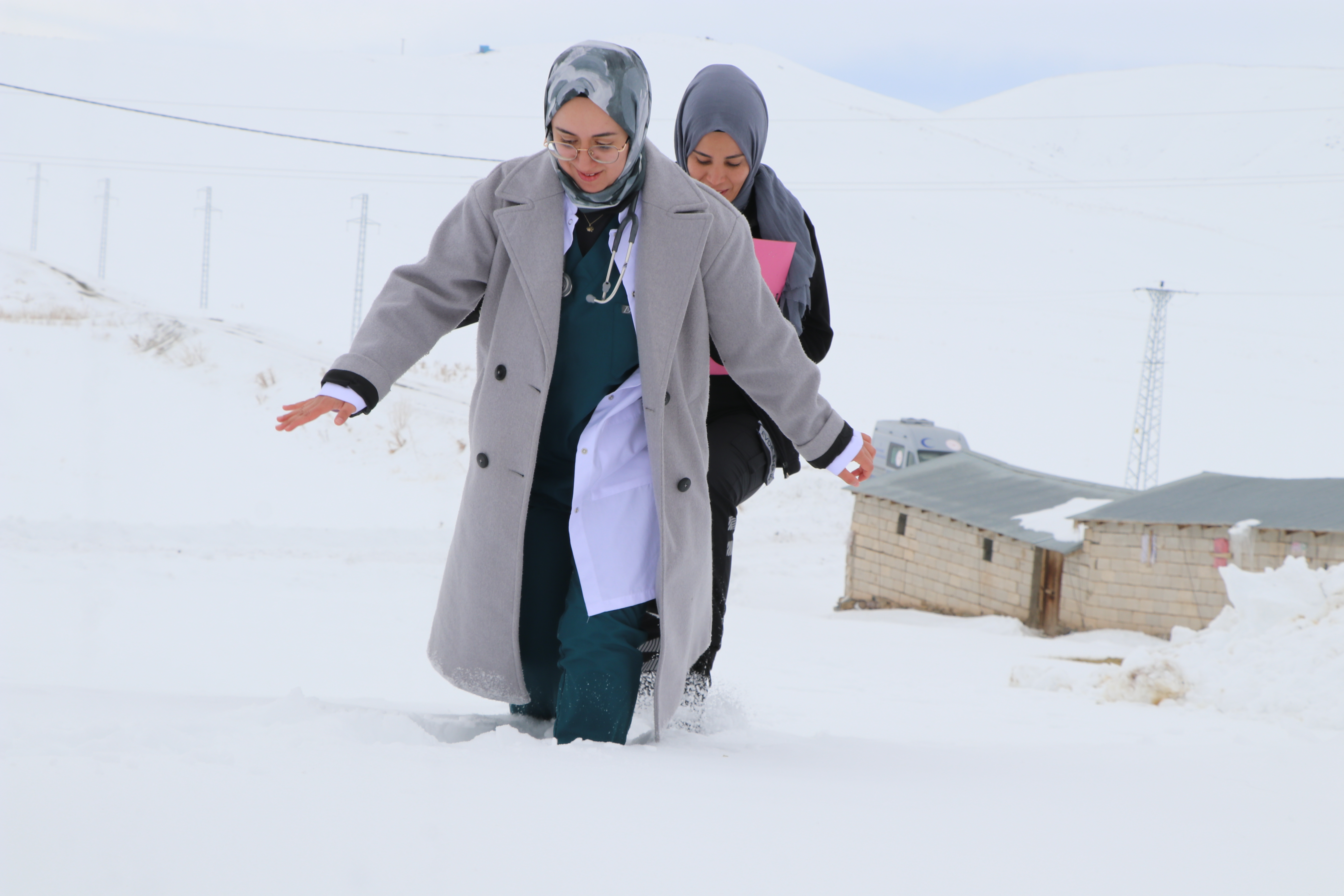 Doktor Didem, dondurucu soğukta 1,5 metre karda yürüyerek hastalara ulaşıyor - Görsel 12