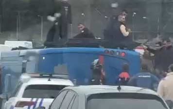 İstanbul- Eyüpsultan'da cezaevi nakil aracı devrildi; 2'si ağır 19 yaralı - Görsel 1