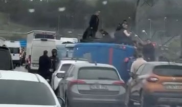 İstanbul- Eyüpsultan'da cezaevi nakil aracı devrildi; 2'si ağır 19 yaralı - Görsel 2