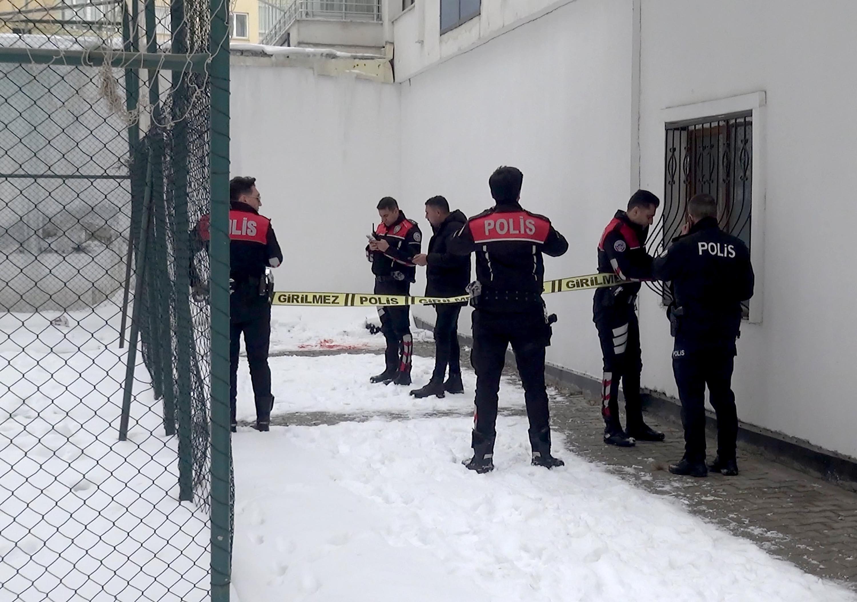 Cam silerken 3’üncü kattan düşen öğretmen yaşamını yitirdi - Görsel 3