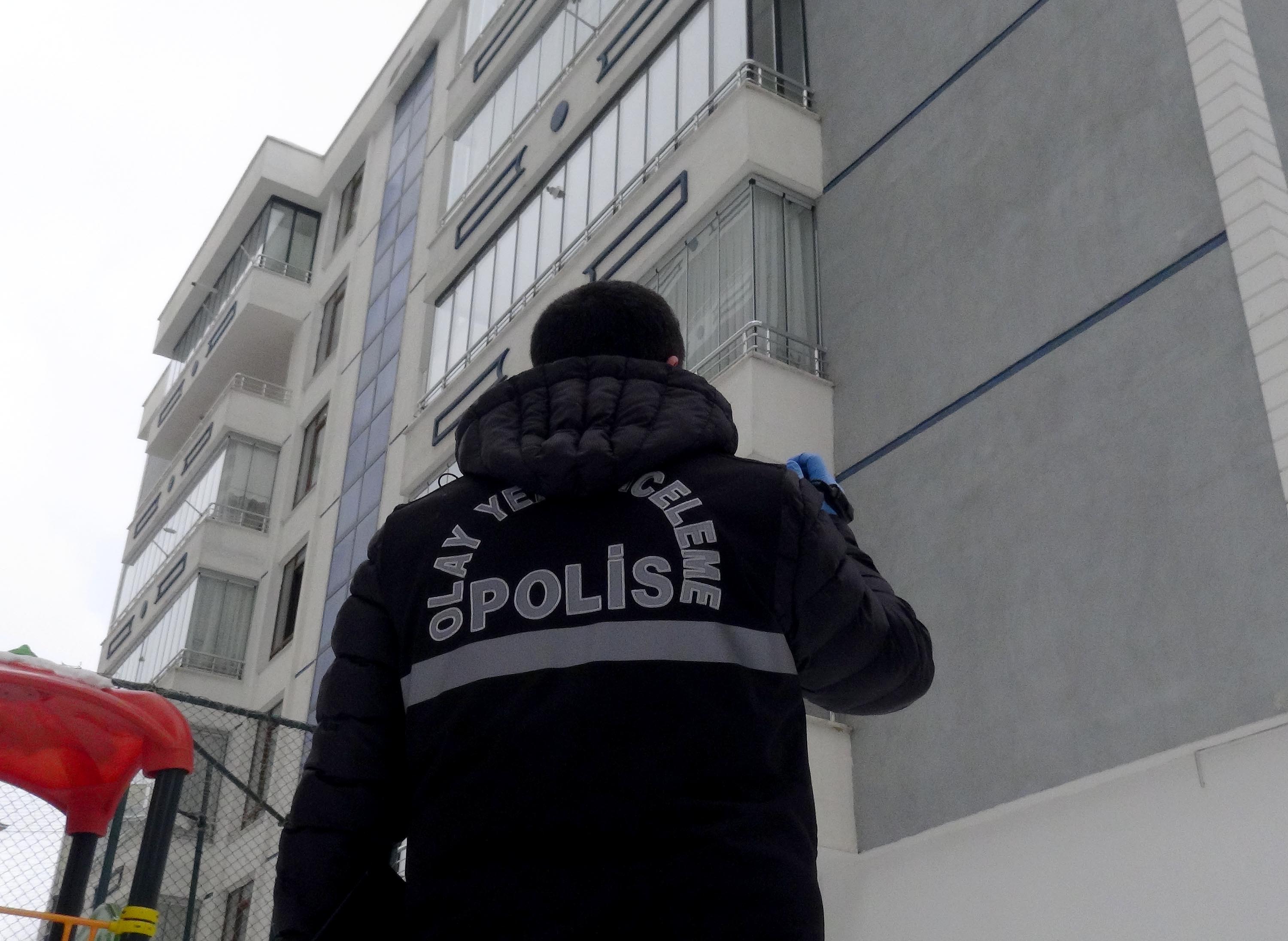 Cam silerken 3’üncü kattan düşen öğretmen yaşamını yitirdi - Görsel 5