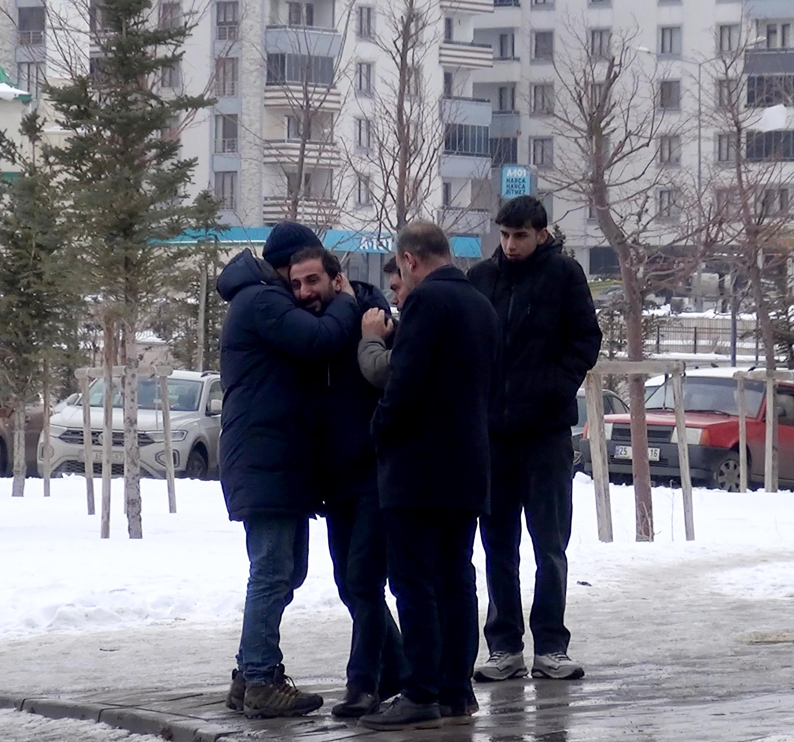 Cam silerken 3’üncü kattan düşen öğretmen yaşamını yitirdi - Görsel 8