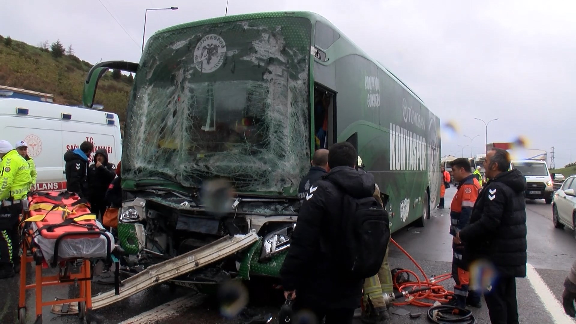İstanbul- Konyaspor U-19 futbol takımını taşıyan otobüs kaza yaptı; 7 yaralı  - Görsel 8