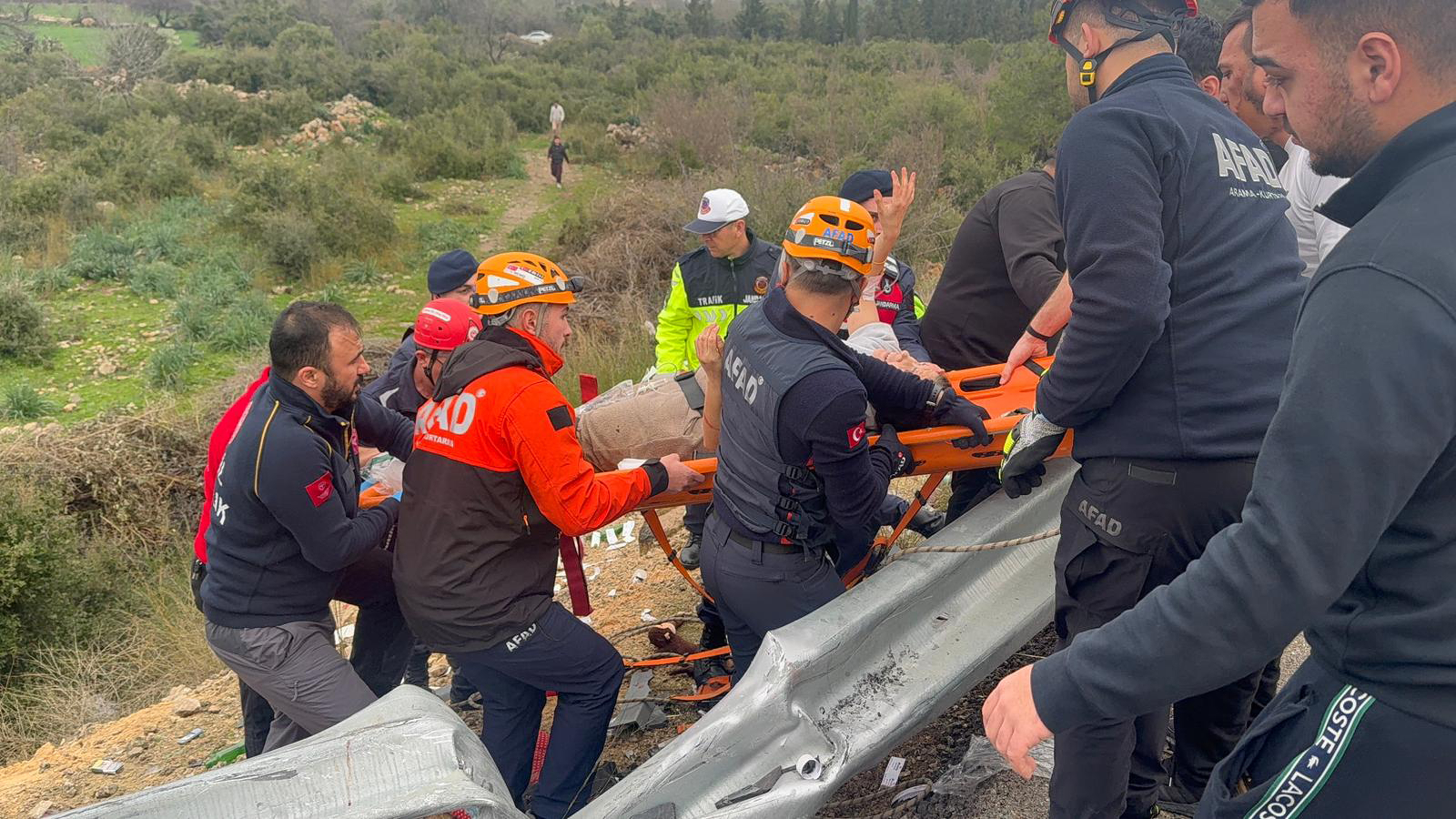 Antalya'da yolcu otobüsü devrildi; 8 ölü, 26 yaralı - Görsel 1