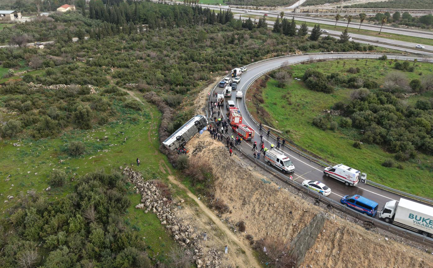 Antalya'da yolcu otobüsü devrildi; 8 ölü, 26 yaralı - Görsel 3