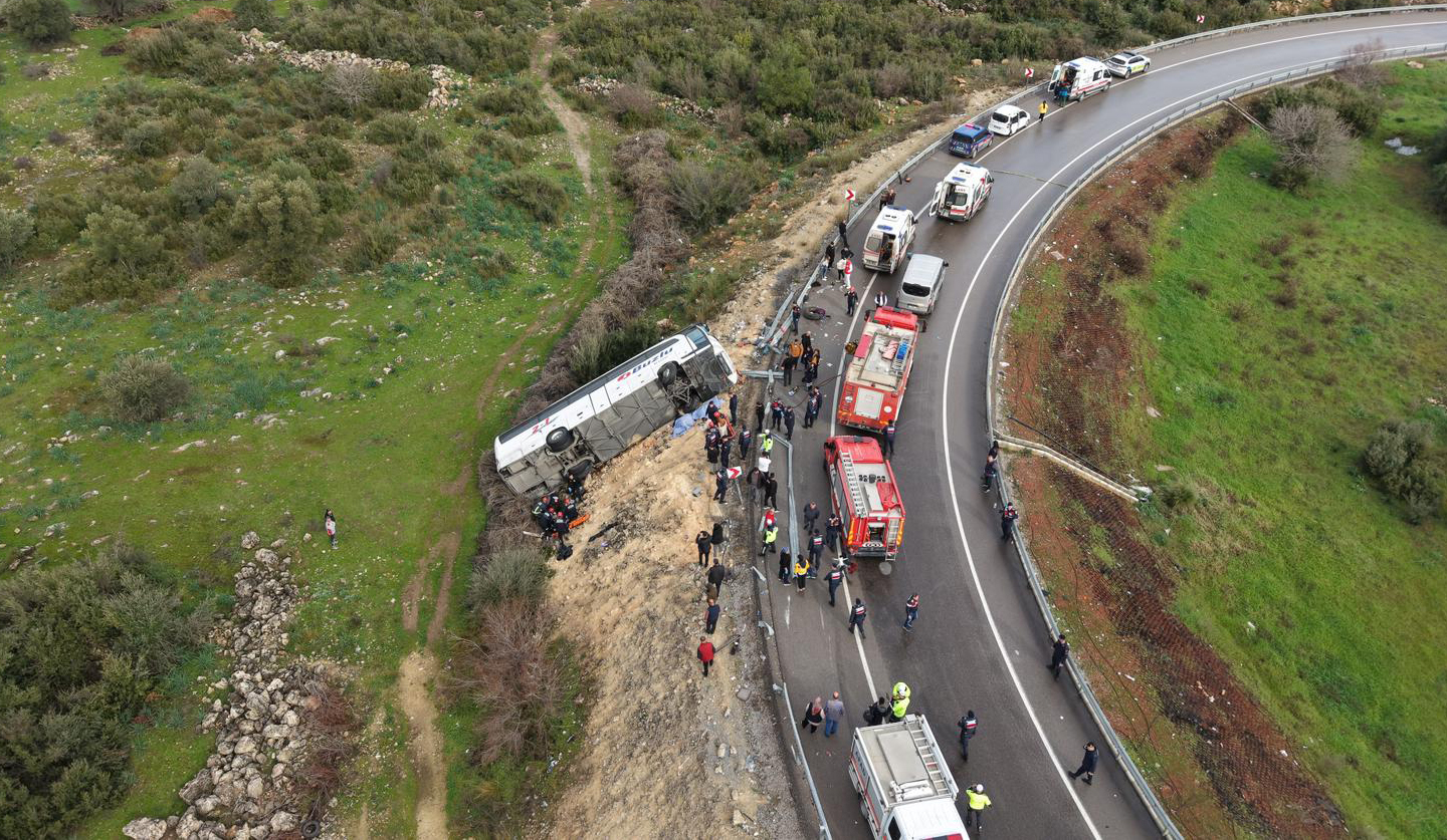 Antalya'da yolcu otobüsü devrildi; 8 ölü, 26 yaralı - Görsel 4