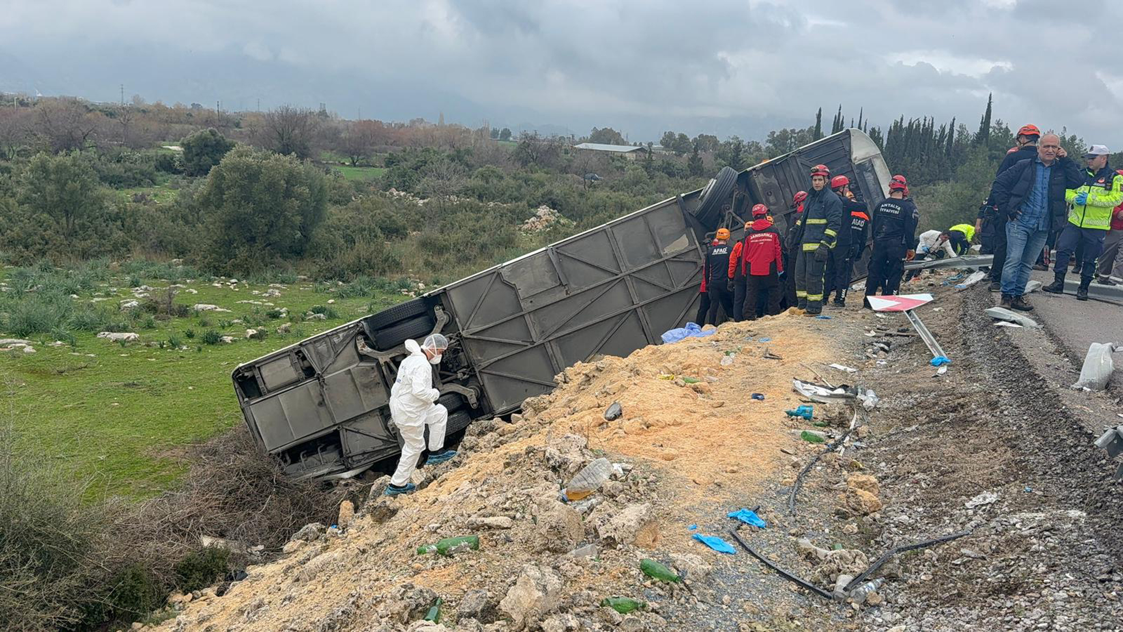 Antalya'da yolcu otobüsü devrildi; 8 ölü, 26 yaralı - Görsel 5