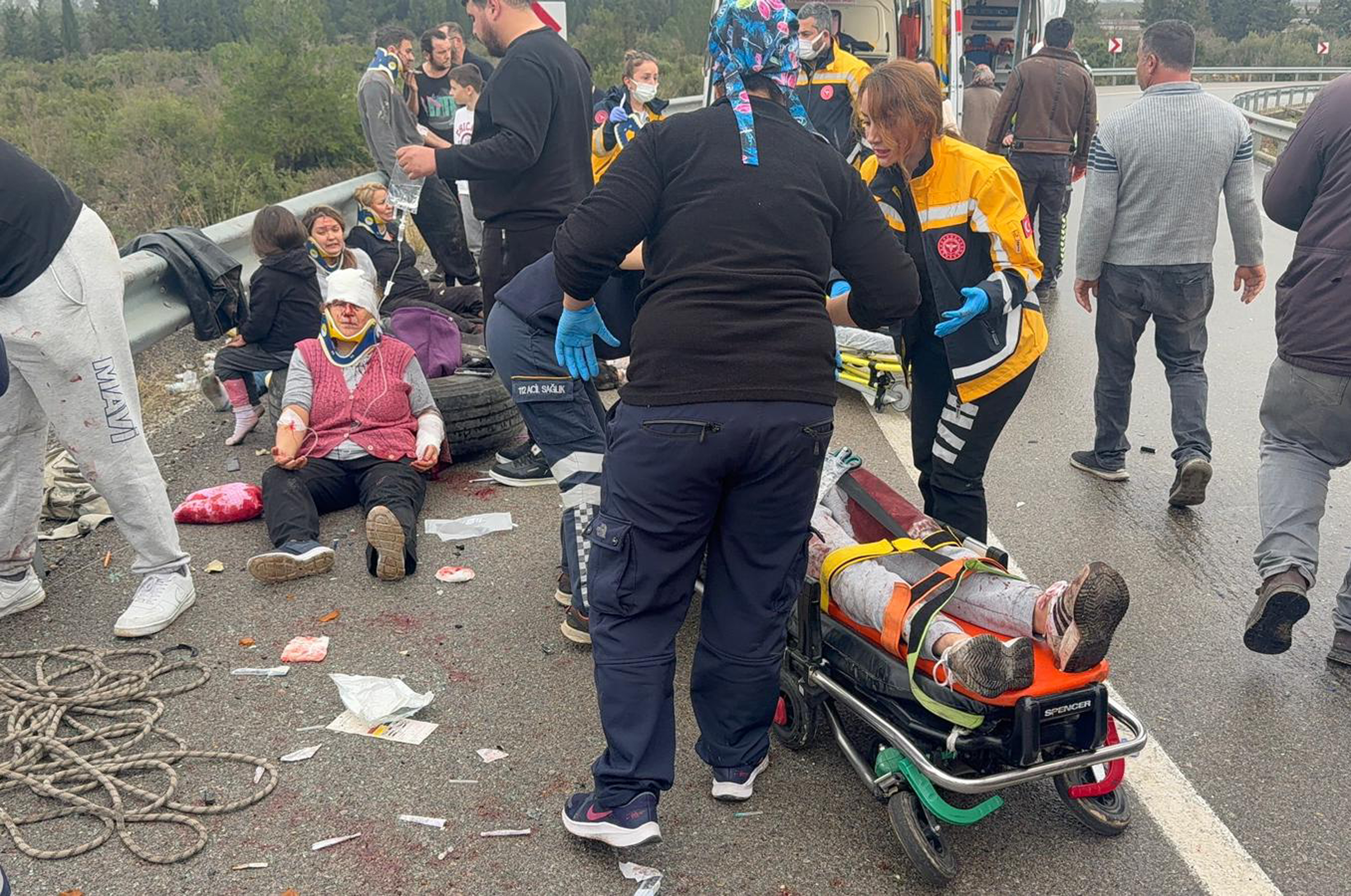 Antalya'da yolcu otobüsü devrildi; 8 ölü, 26 yaralı - Görsel 10