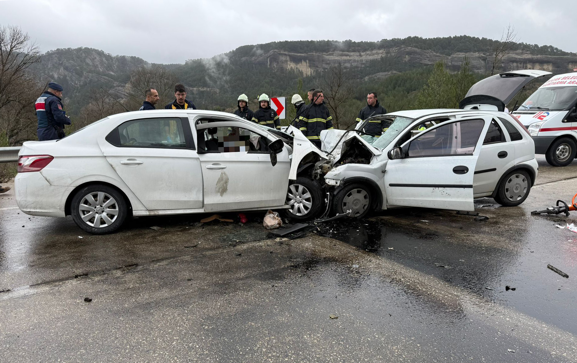 Antalya Isbarta  Karayolundaa  iki otomobil kafa kafaya çarpıştı; 6 ölü, 6 yaralı - Görsel 1
