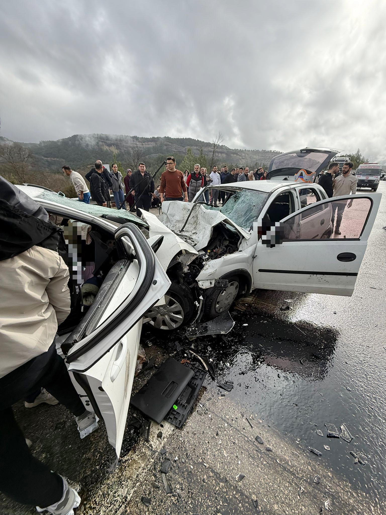 Antalya Isbarta  Karayolundaa  iki otomobil kafa kafaya çarpıştı; 6 ölü, 6 yaralı - Görsel 3