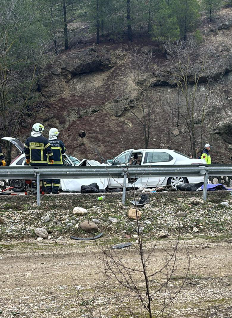 Antalya Isbarta  Karayolundaa  iki otomobil kafa kafaya çarpıştı; 6 ölü, 6 yaralı - Görsel 4