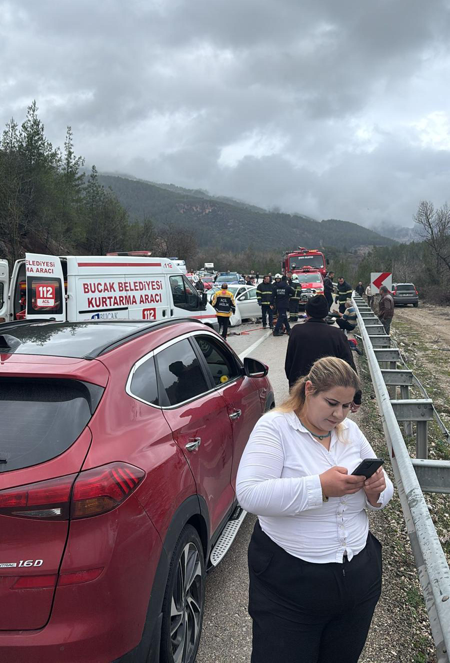 Antalya Isbarta  Karayolundaa  iki otomobil kafa kafaya çarpıştı; 6 ölü, 6 yaralı - Görsel 5