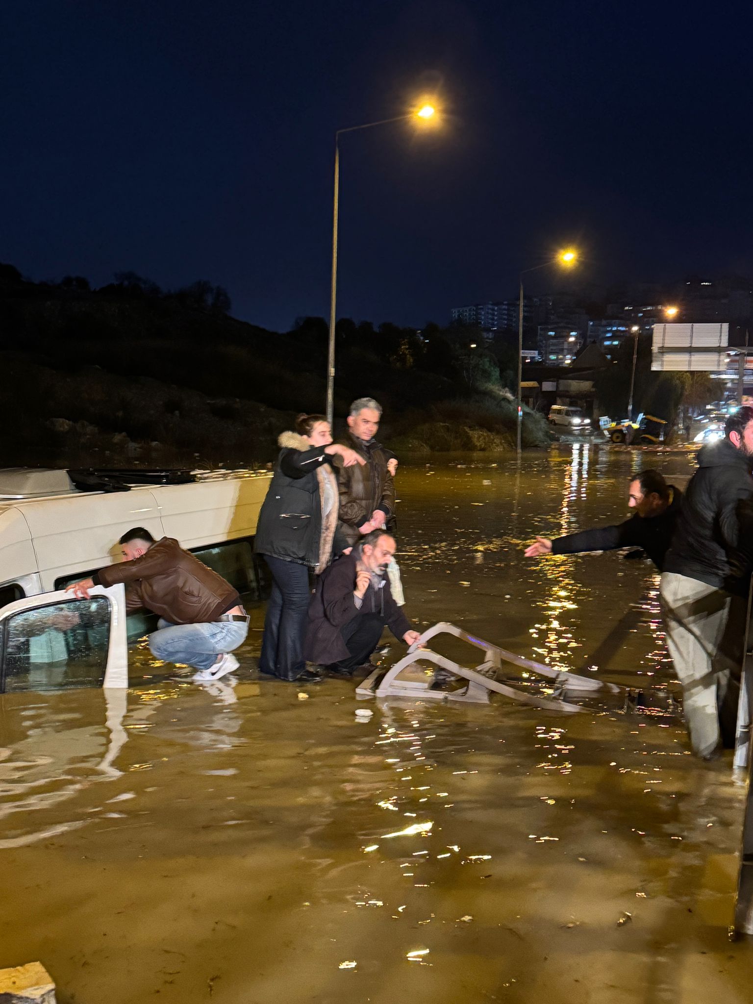 Aydın’da suya gömülen minibüsteki 20 yolcu kurtarıldı - Görsel 1