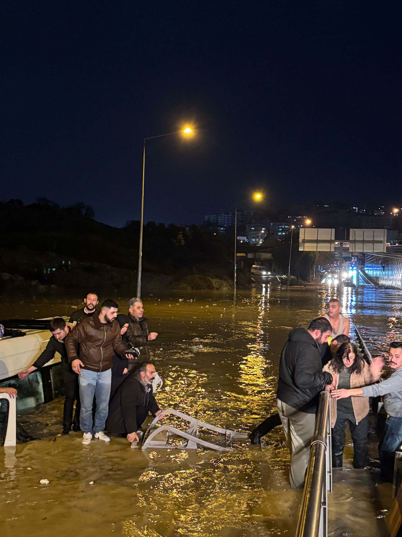 Aydın’da suya gömülen minibüsteki 20 yolcu kurtarıldı - Görsel 3