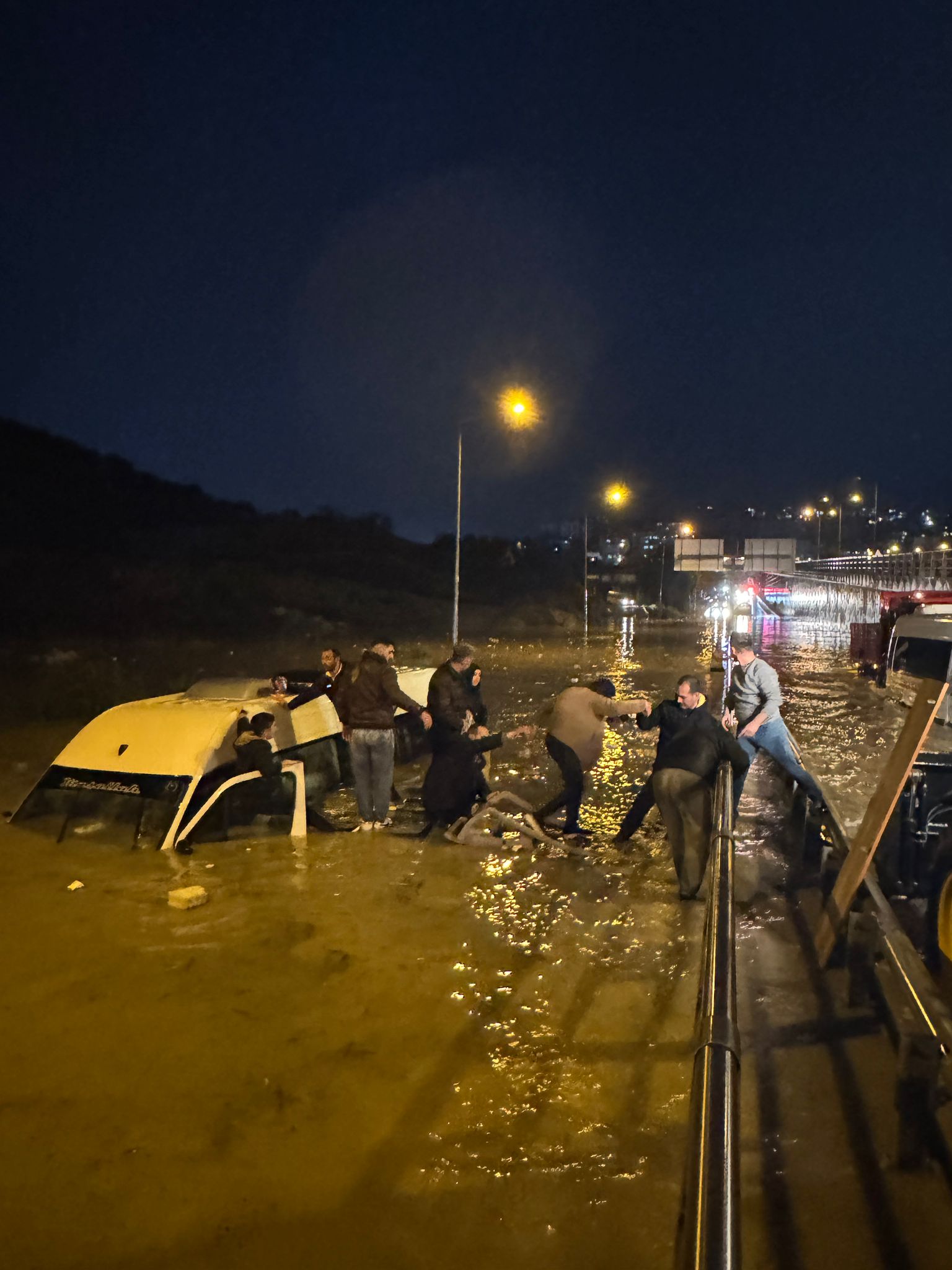 Aydın’da suya gömülen minibüsteki 20 yolcu kurtarıldı - Görsel 5