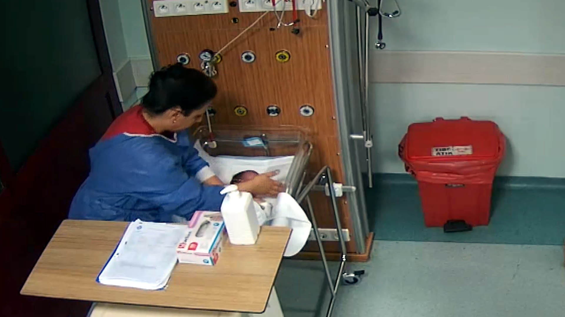 Kahramanmaraş’ta, hemşirenin başka bir bebeği daha darbettiği görüntüler ortaya çıktı - Görsel 1