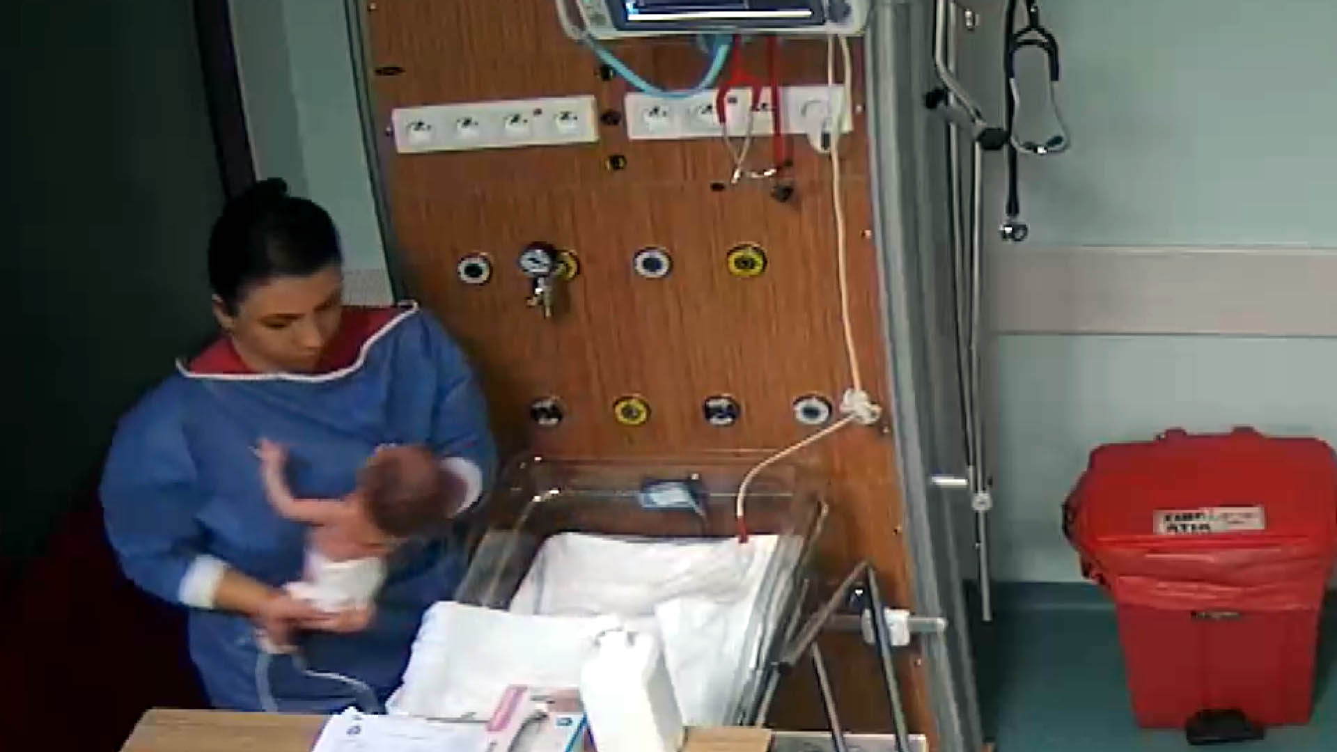 Kahramanmaraş’ta, hemşirenin başka bir bebeği daha darbettiği görüntüler ortaya çıktı - Görsel 2