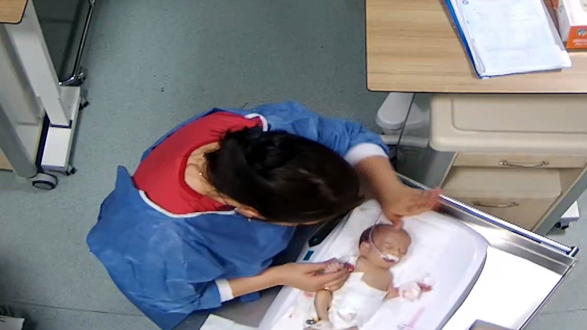 Kahramanmaraş’ta, hemşirenin başka bir bebeği daha darbettiği görüntüler ortaya çıktı - Görsel 4