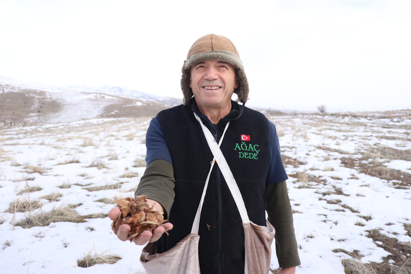 Kayseri’nin ‘Ağaç Dede’si 1 milyondan fazla fidanı toprakla buluşturdu - Görsel 1