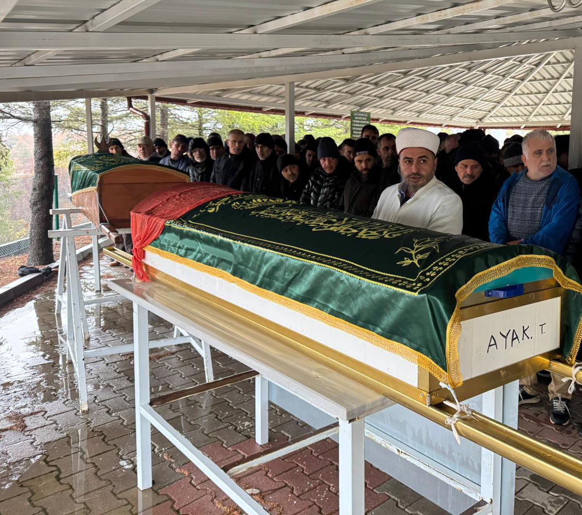 Otobüs kazasında ölen anne ve kızı son yolculuğuna uğurlandı - Görsel 1