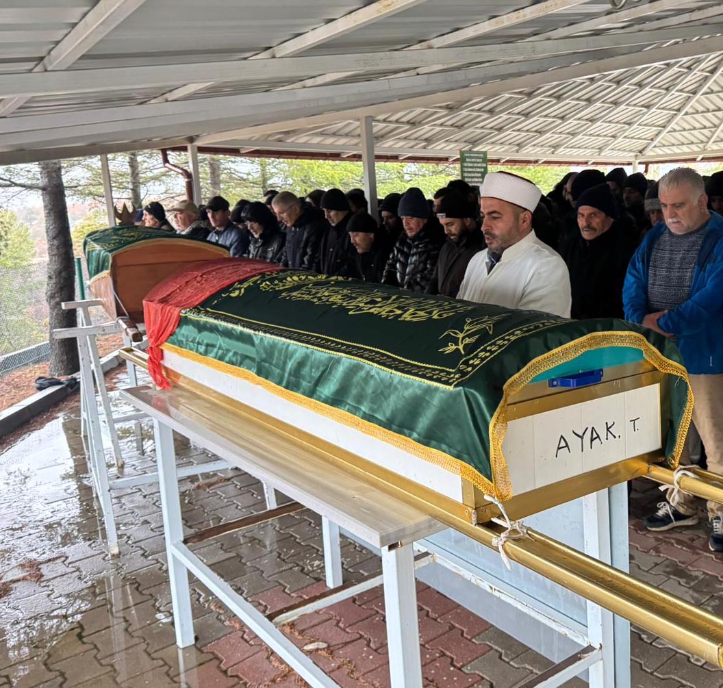 Otobüs kazasında ölen anne ve kızı son yolculuğuna uğurlandı - Görsel 2