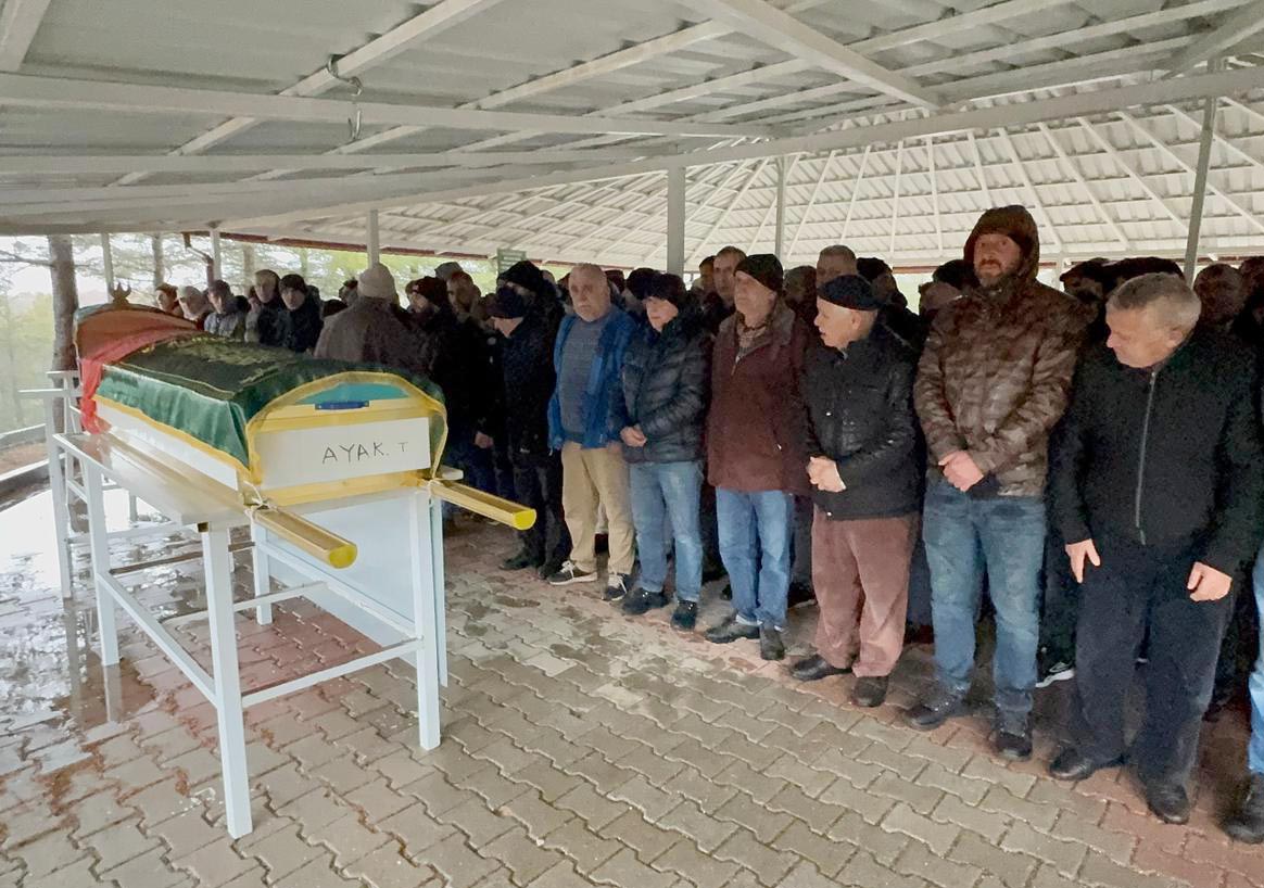 Otobüs kazasında ölen anne ve kızı son yolculuğuna uğurlandı - Görsel 4