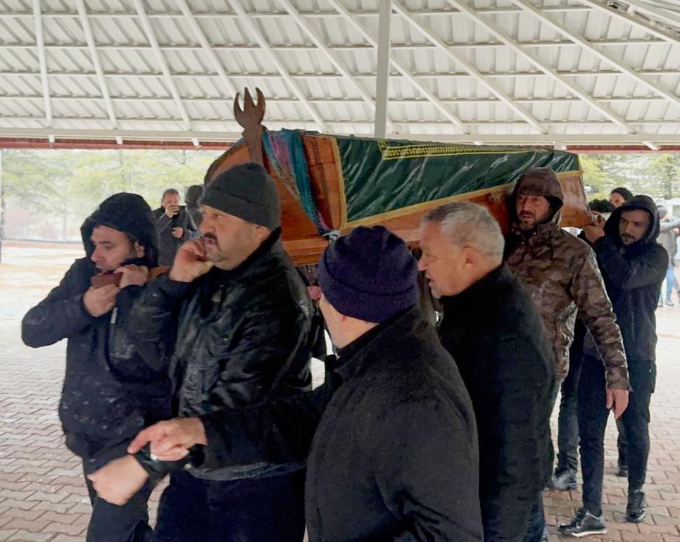 Otobüs kazasında ölen anne ve kızı son yolculuğuna uğurlandı - Görsel 5