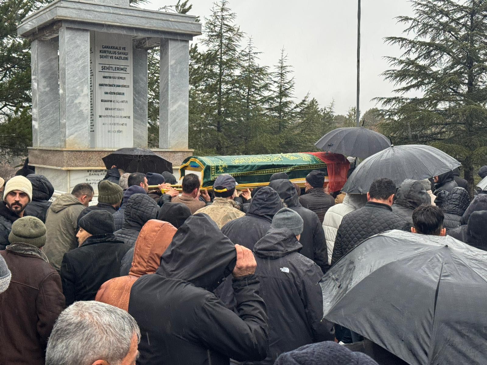 Otobüs kazasında ölen anne ve kızı son yolculuğuna uğurlandı - Görsel 6