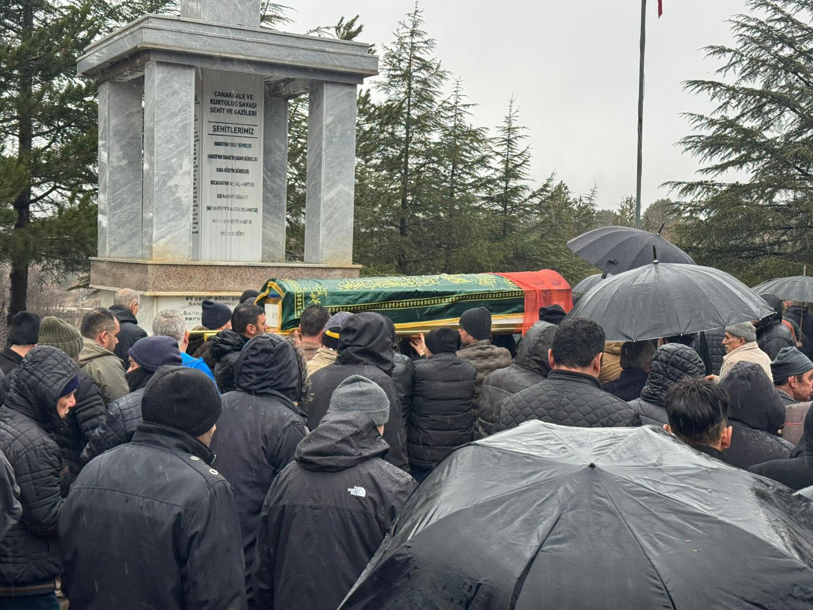 Otobüs kazasında ölen anne ve kızı son yolculuğuna uğurlandı - Görsel 7