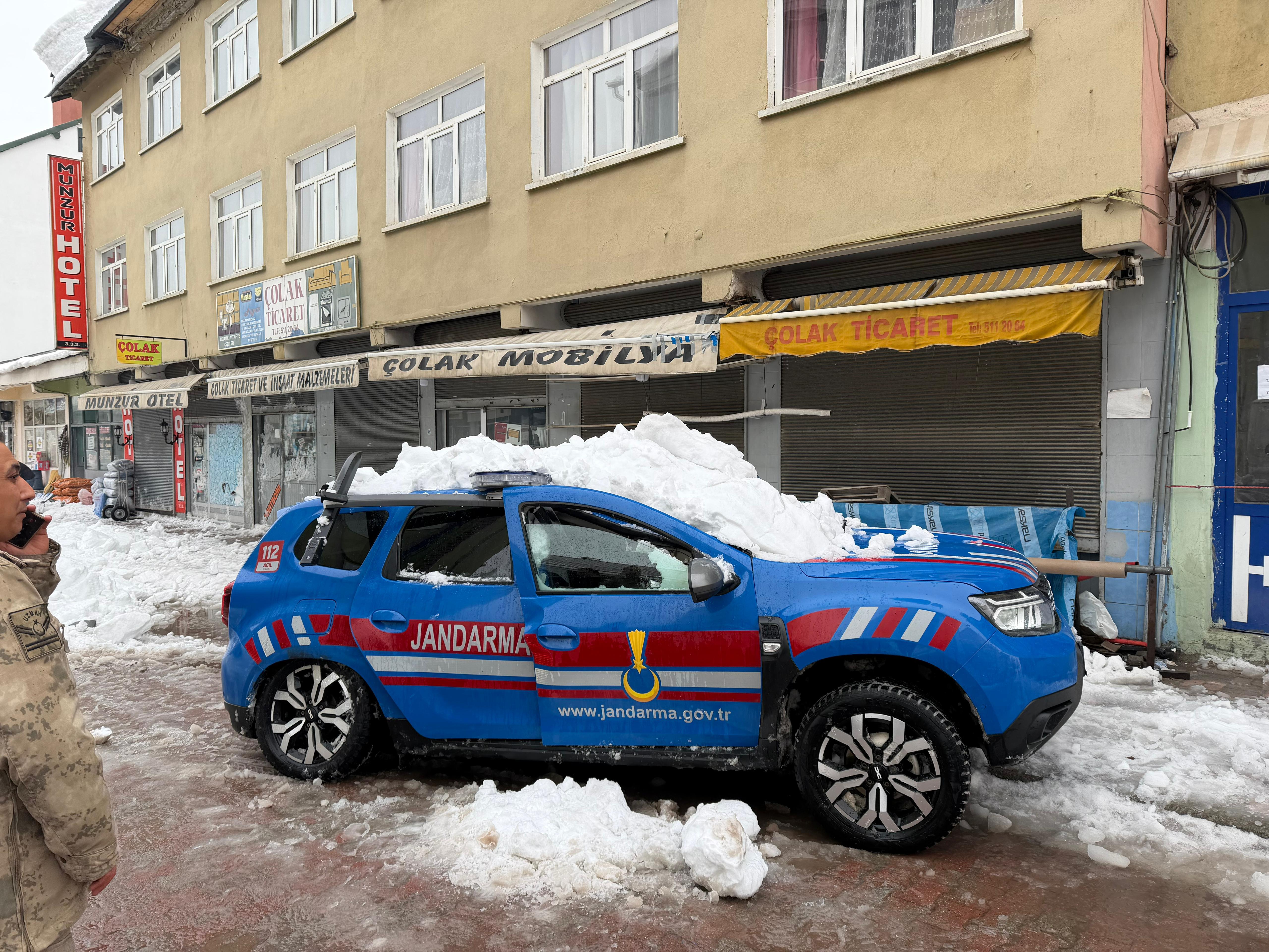 Çatıda biriken kar, jandarma aracının üzerine düştü: 2 yaralı - Görsel 2