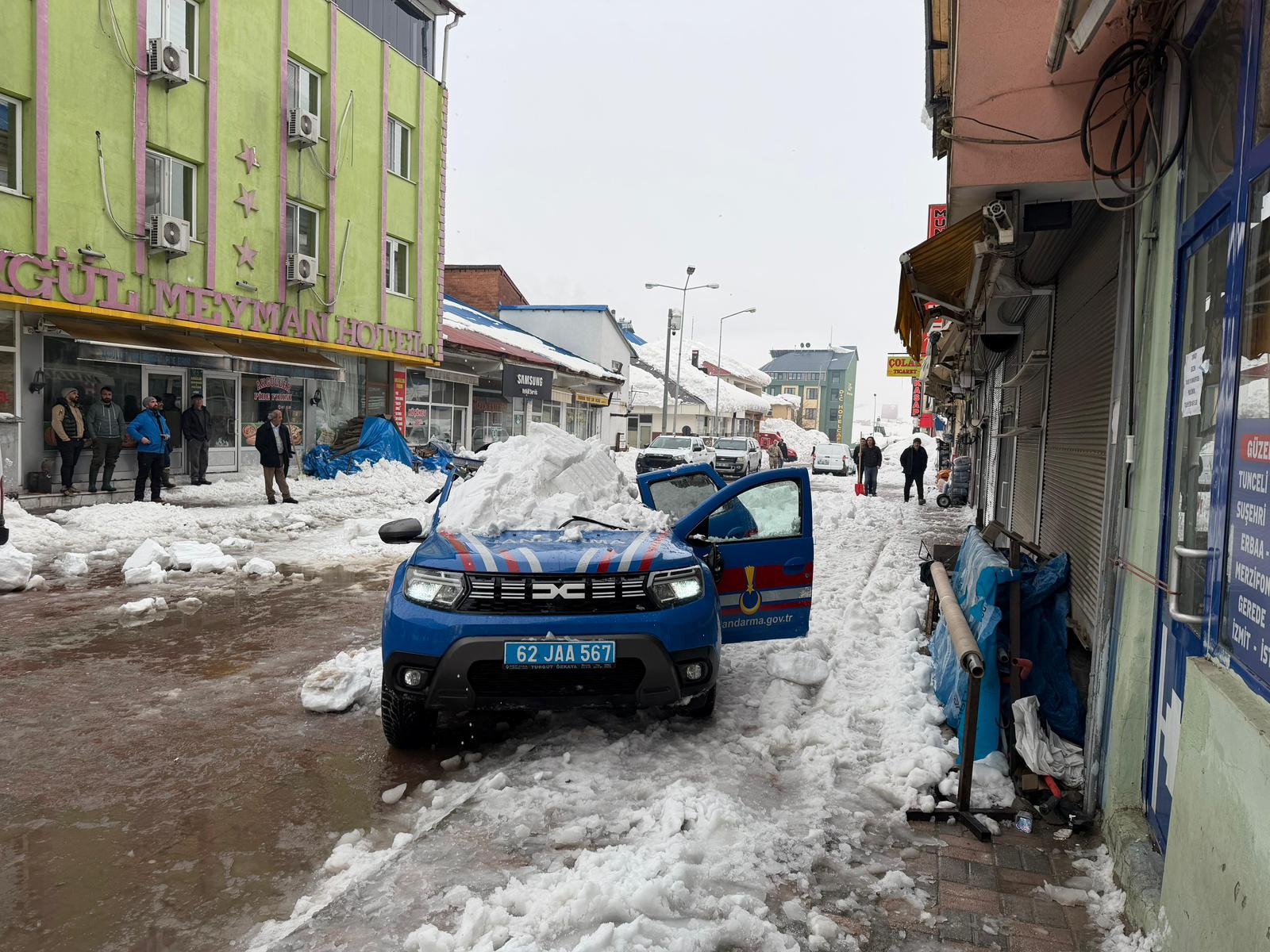 Çatıda biriken kar, jandarma aracının üzerine düştü: 2 yaralı - Görsel 3