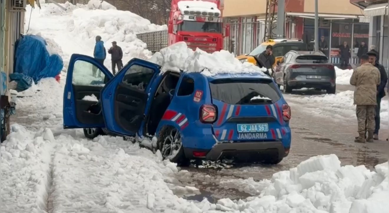 Çatıda biriken kar, jandarma aracının üzerine düştü: 2 yaralı - Görsel 4