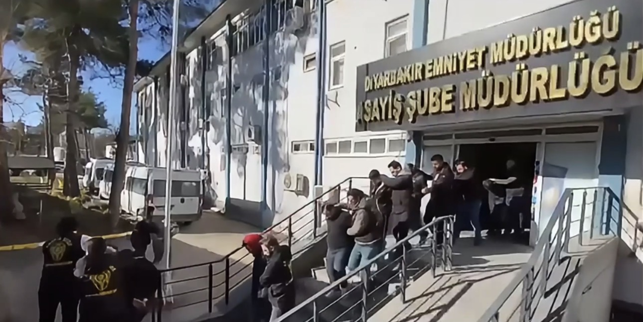 Sahte ‘araç muayene randevusu’ dolandırıcılığına 14 ilde ‘Son istasyon’ operasyonu: 25 tutuklama - Görsel 1