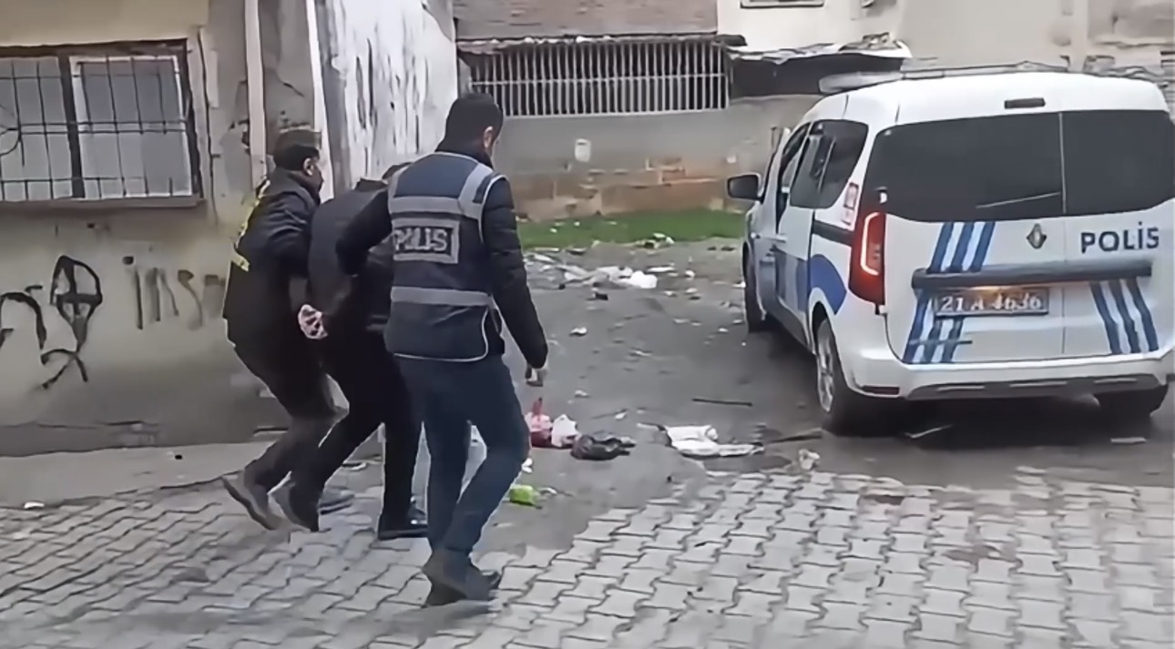 Sahte ‘araç muayene randevusu’ dolandırıcılığına 14 ilde ‘Son istasyon’ operasyonu: 25 tutuklama - Görsel 4