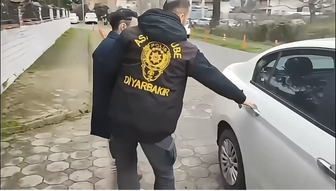 Sahte ‘araç muayene randevusu’ dolandırıcılığına 14 ilde ‘Son istasyon’ operasyonu: 25 tutuklama - Görsel 6