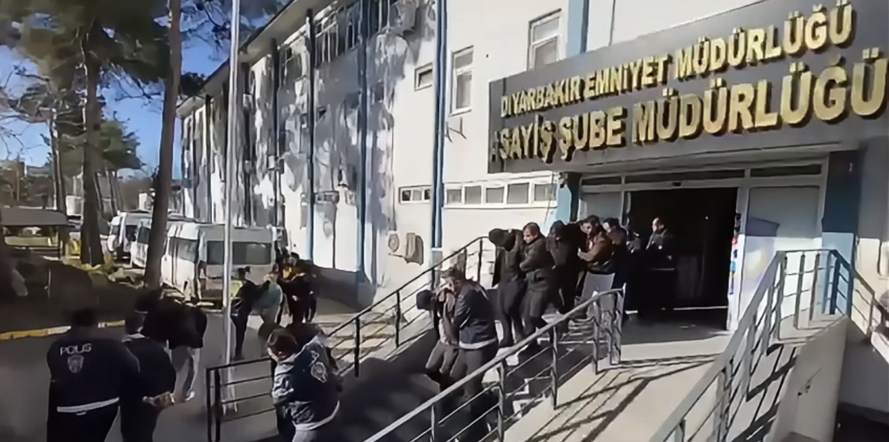 Sahte ‘araç muayene randevusu’ dolandırıcılığına 14 ilde ‘Son istasyon’ operasyonu: 25 tutuklama - Görsel 7