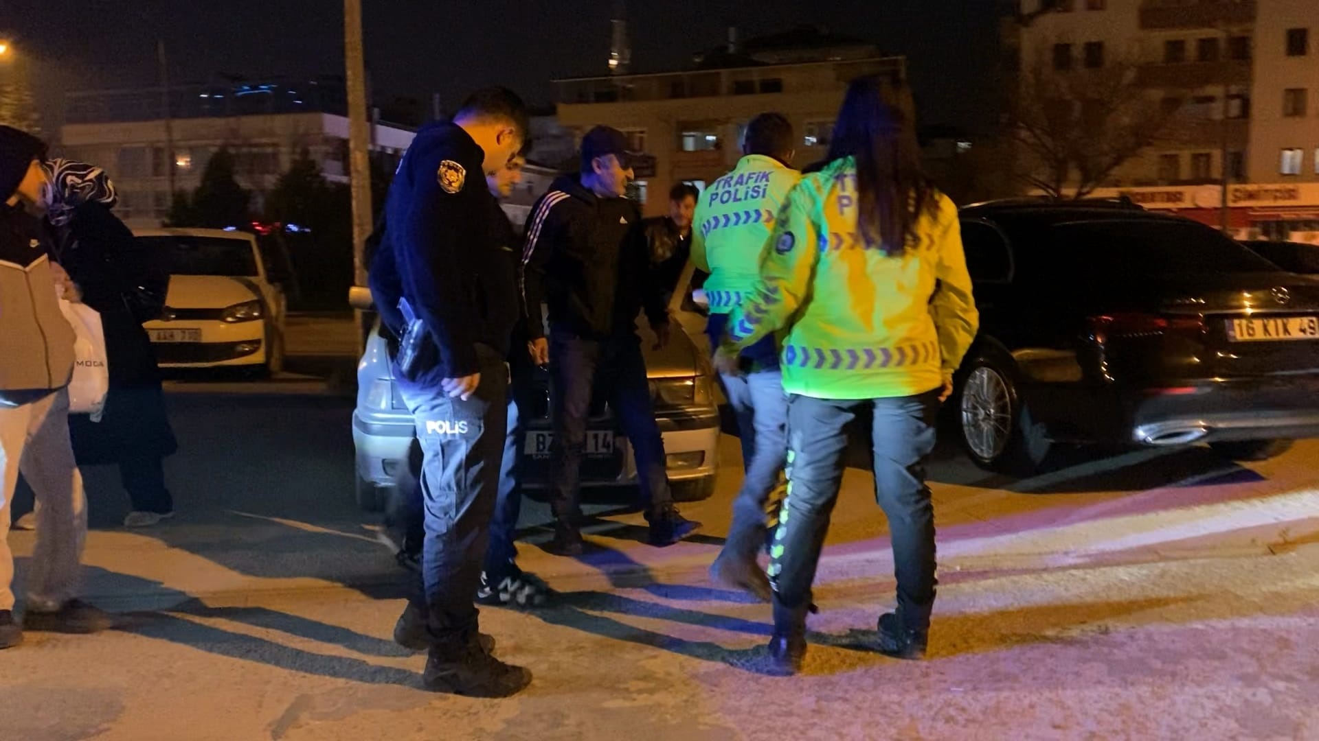 Yüksek sesle müzik dinleyen sürücünün aracı trafikten menedildi; baba polise direndi - Görsel 1