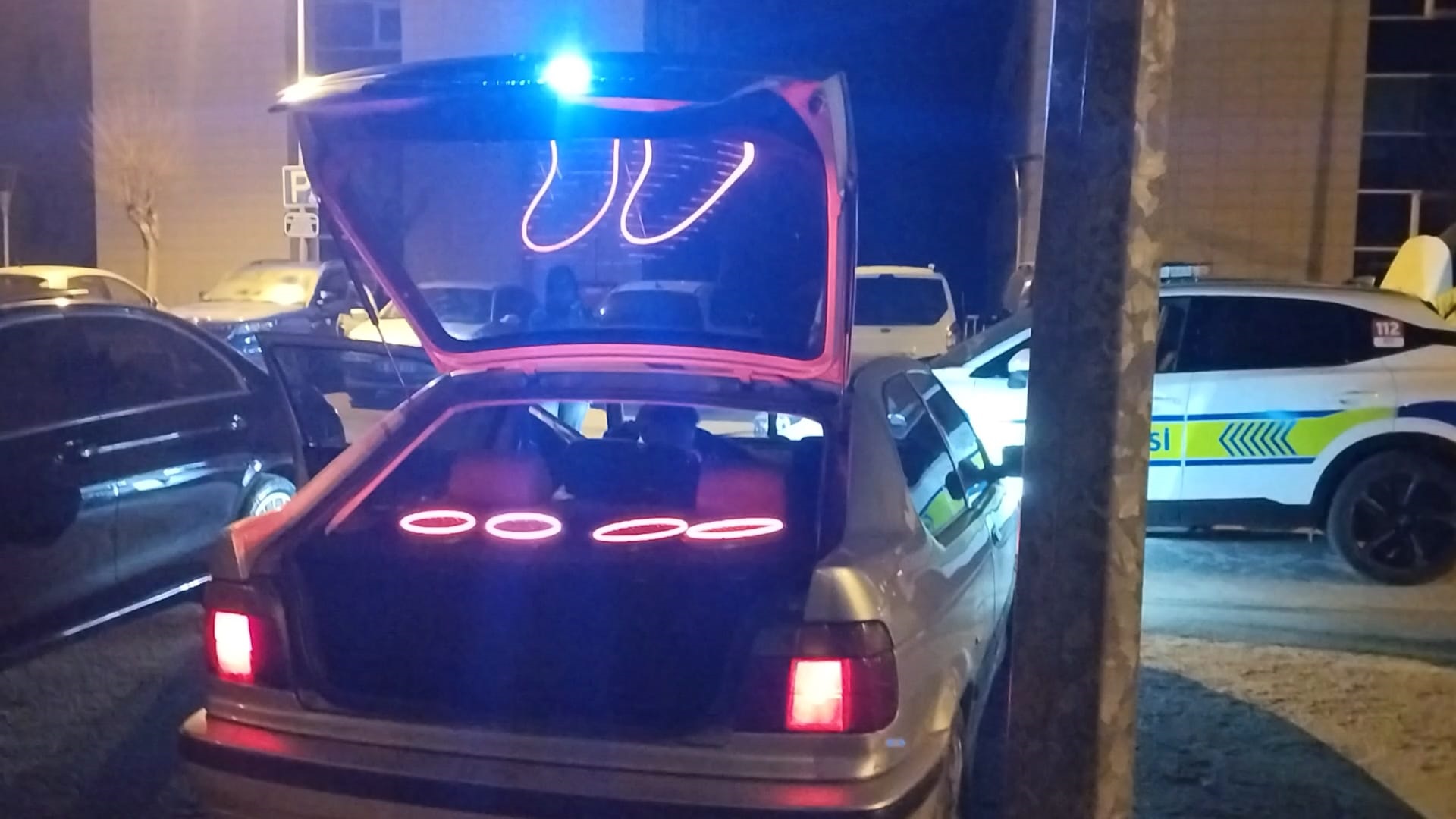 Yüksek sesle müzik dinleyen sürücünün aracı trafikten menedildi; baba polise direndi - Görsel 3