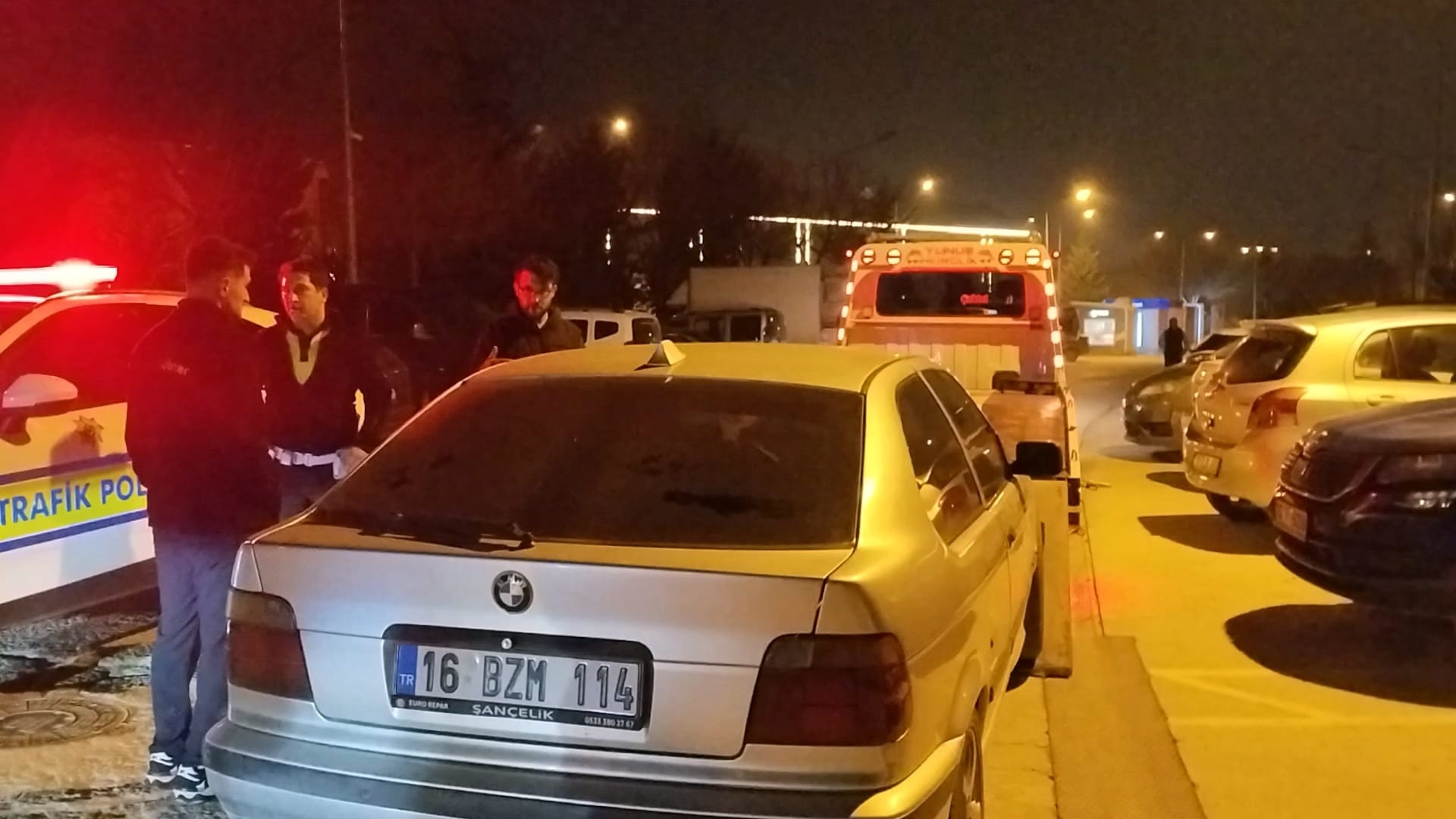 Yüksek sesle müzik dinleyen sürücünün aracı trafikten menedildi; baba polise direndi - Görsel 4