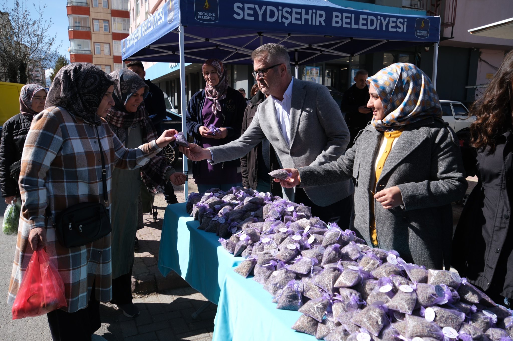 8 MART DÜNYA KADINLAR GÜNÜNDE KADINLARA LAVANTA HEDİYE EDİLDİ - Görsel 1