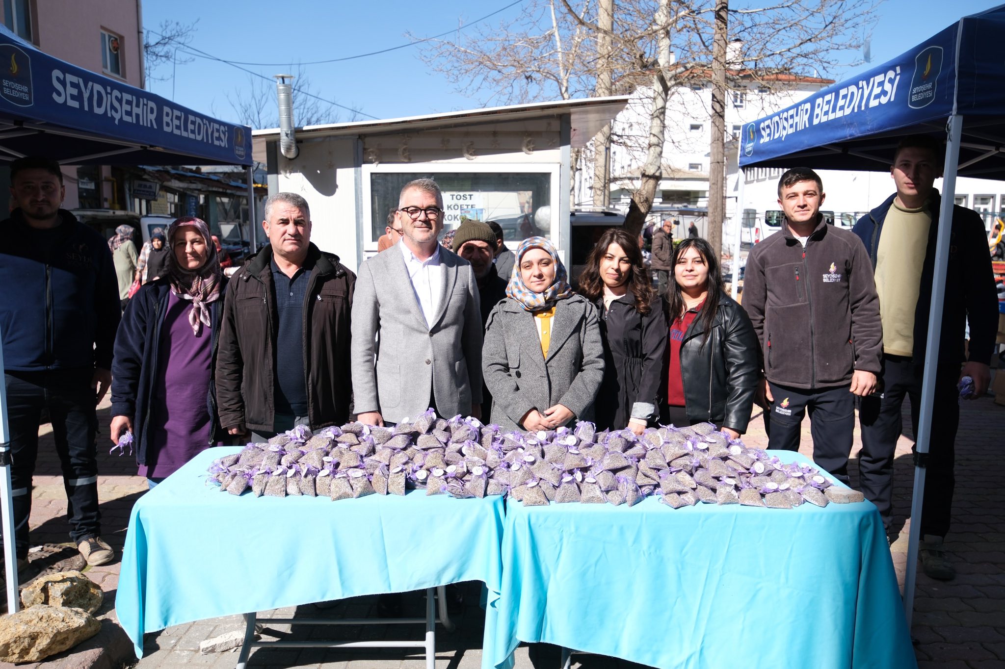 8 MART DÜNYA KADINLAR GÜNÜNDE KADINLARA LAVANTA HEDİYE EDİLDİ - Görsel 3