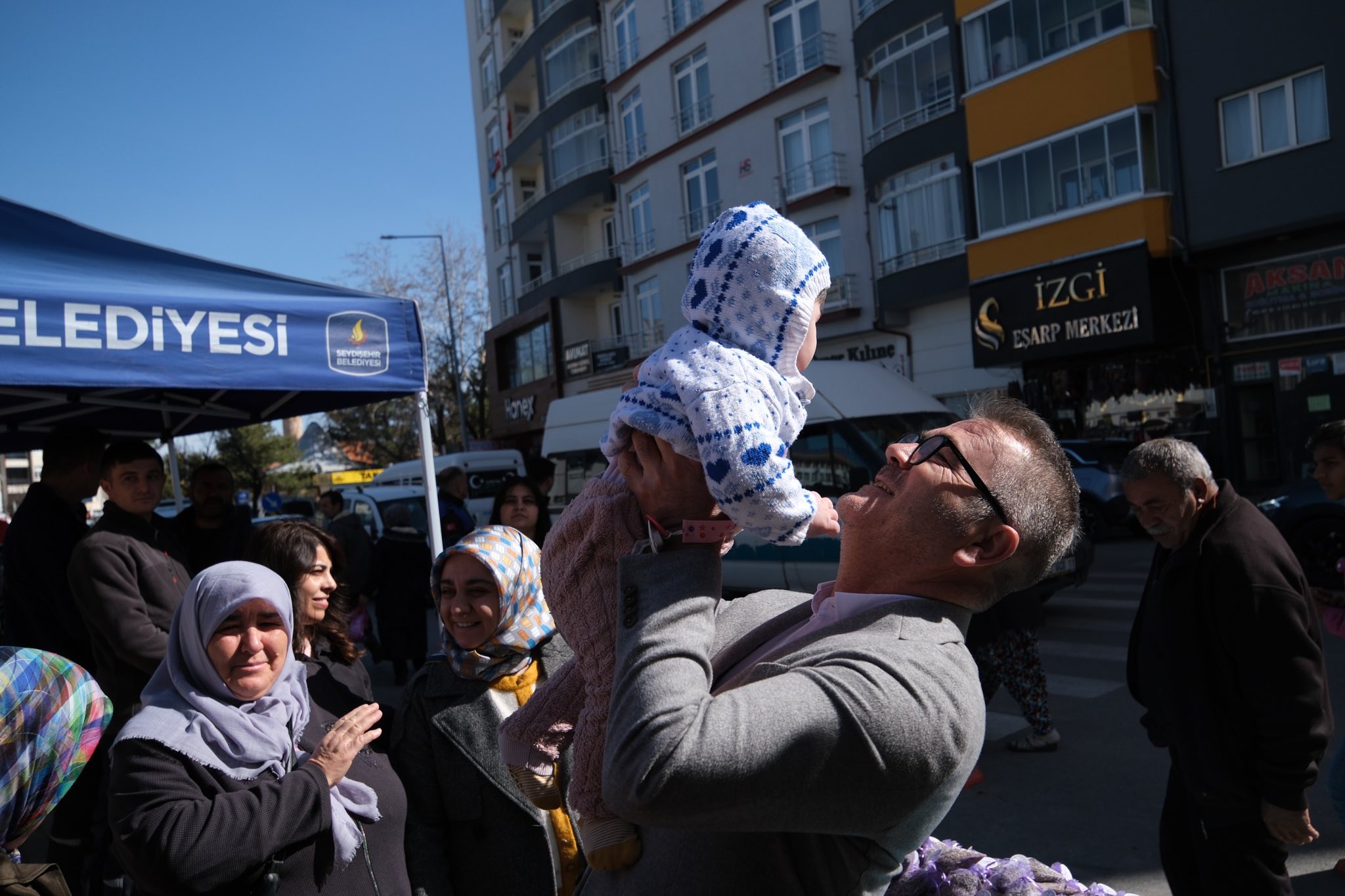 8 MART DÜNYA KADINLAR GÜNÜNDE KADINLARA LAVANTA HEDİYE EDİLDİ - Görsel 6