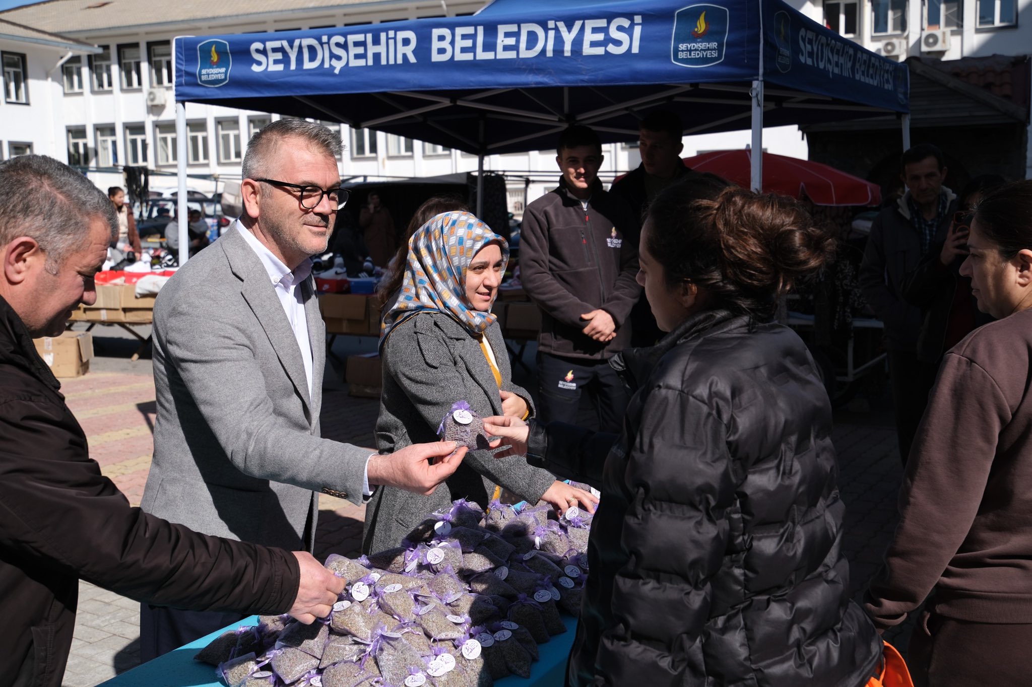 8 MART DÜNYA KADINLAR GÜNÜNDE KADINLARA LAVANTA HEDİYE EDİLDİ - Görsel 7