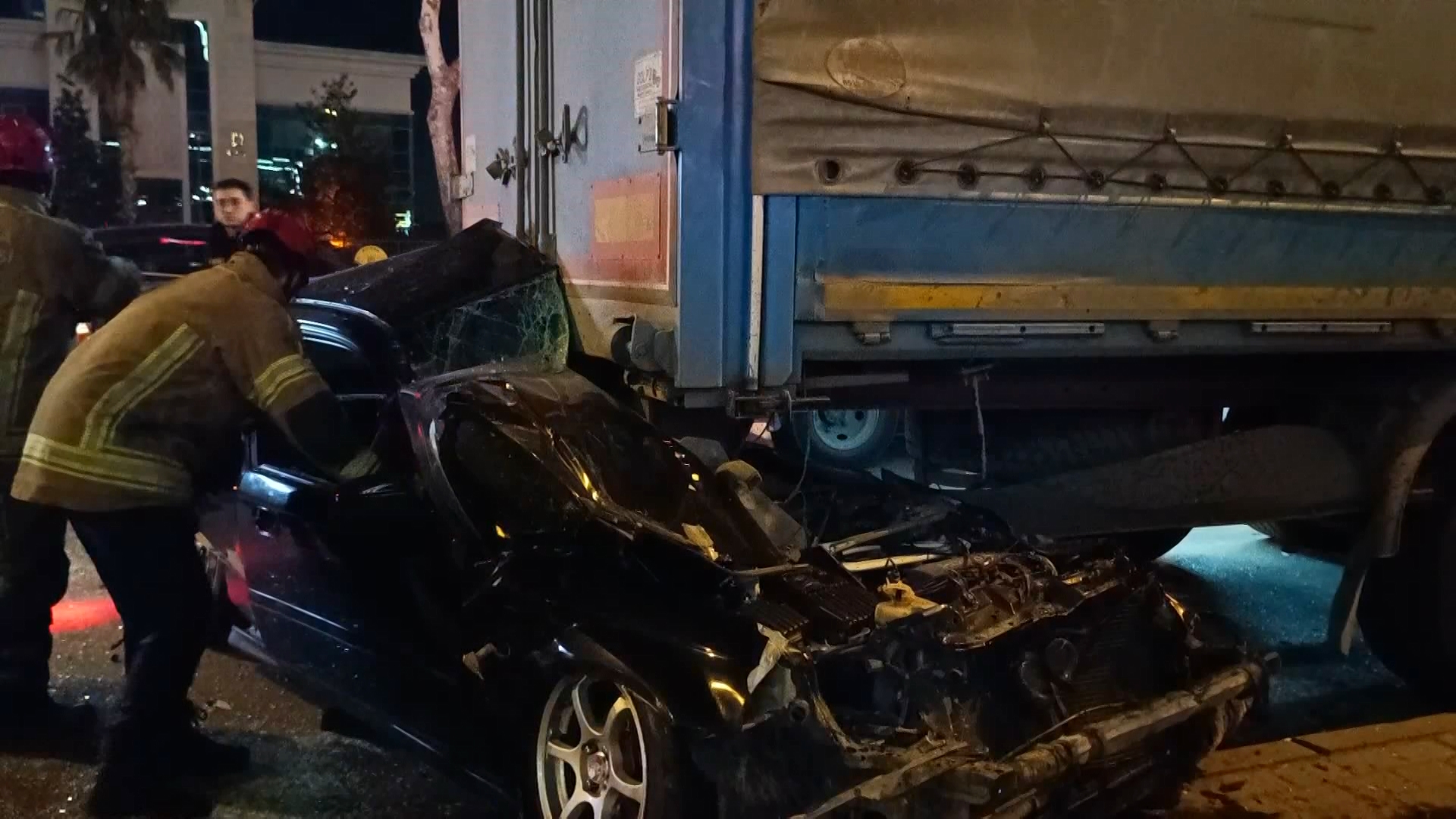 Bursa'da otomobil, park halindeki TIR'ın altına girdi - Görsel 2